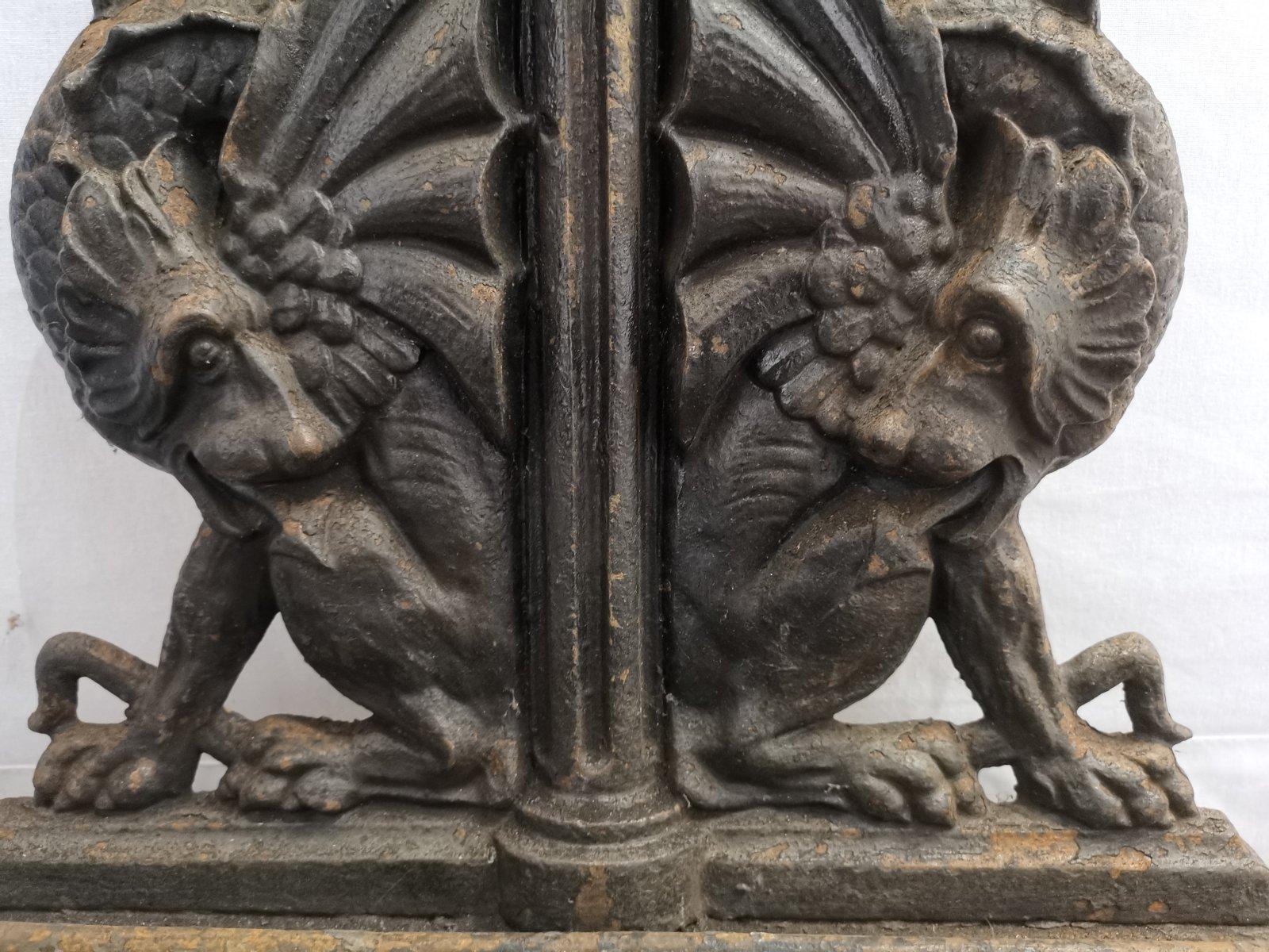Fer Falkirk, un support de bâton en fonte du mouvement esthétique avec dragons mythiques en vente