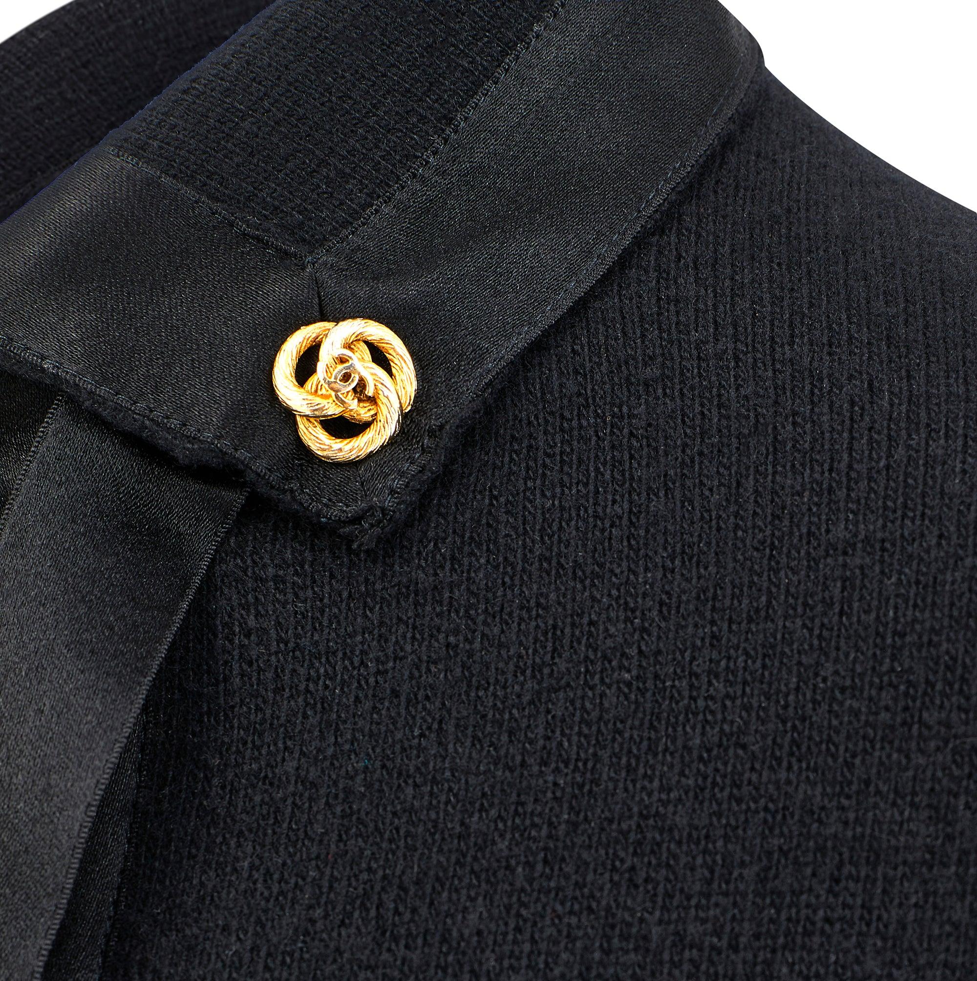 Automne 1983 Chanel Cardigan en cachemire noir avec bordures en satin Excellent état - En vente à London, GB