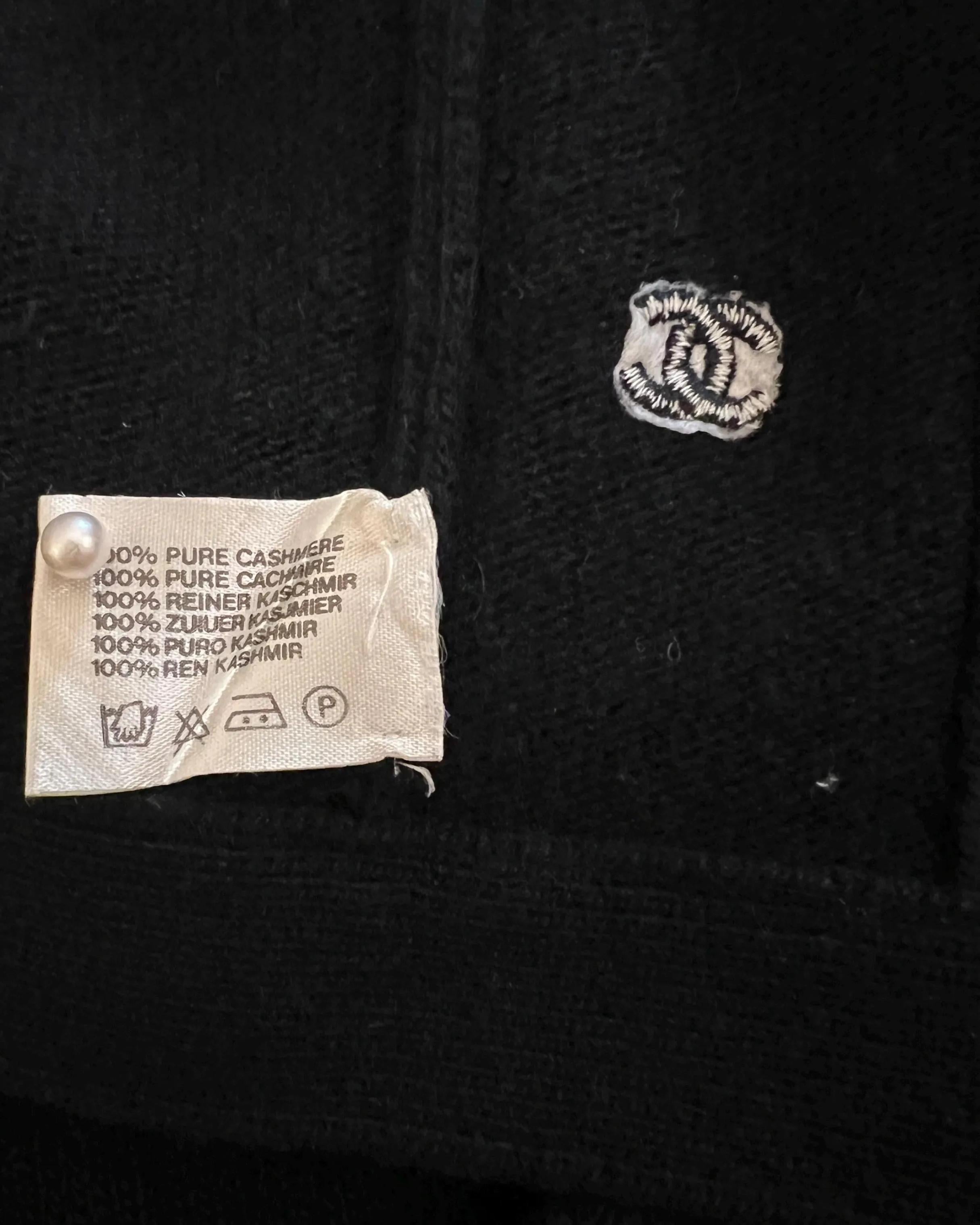 Automne 1983 Chanel Cardigan en cachemire noir avec bordures en satin Pour femmes en vente