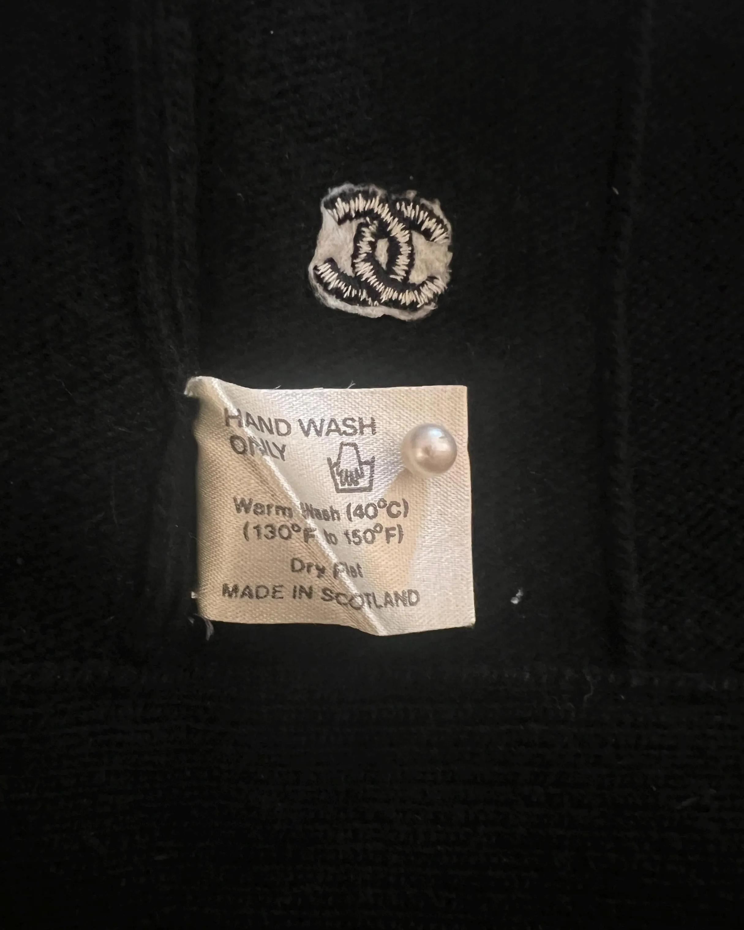 Automne 1983 Chanel Cardigan en cachemire noir avec bordures en satin en vente 1
