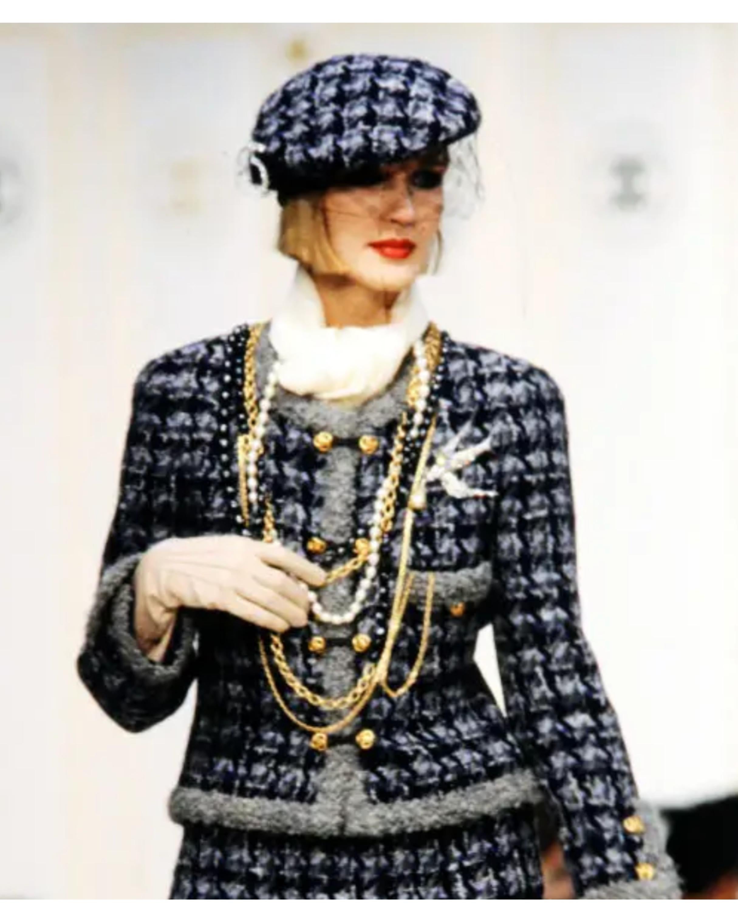 Automne 1983 Chanel Cardigan en cachemire noir avec bordures en satin en vente 2
