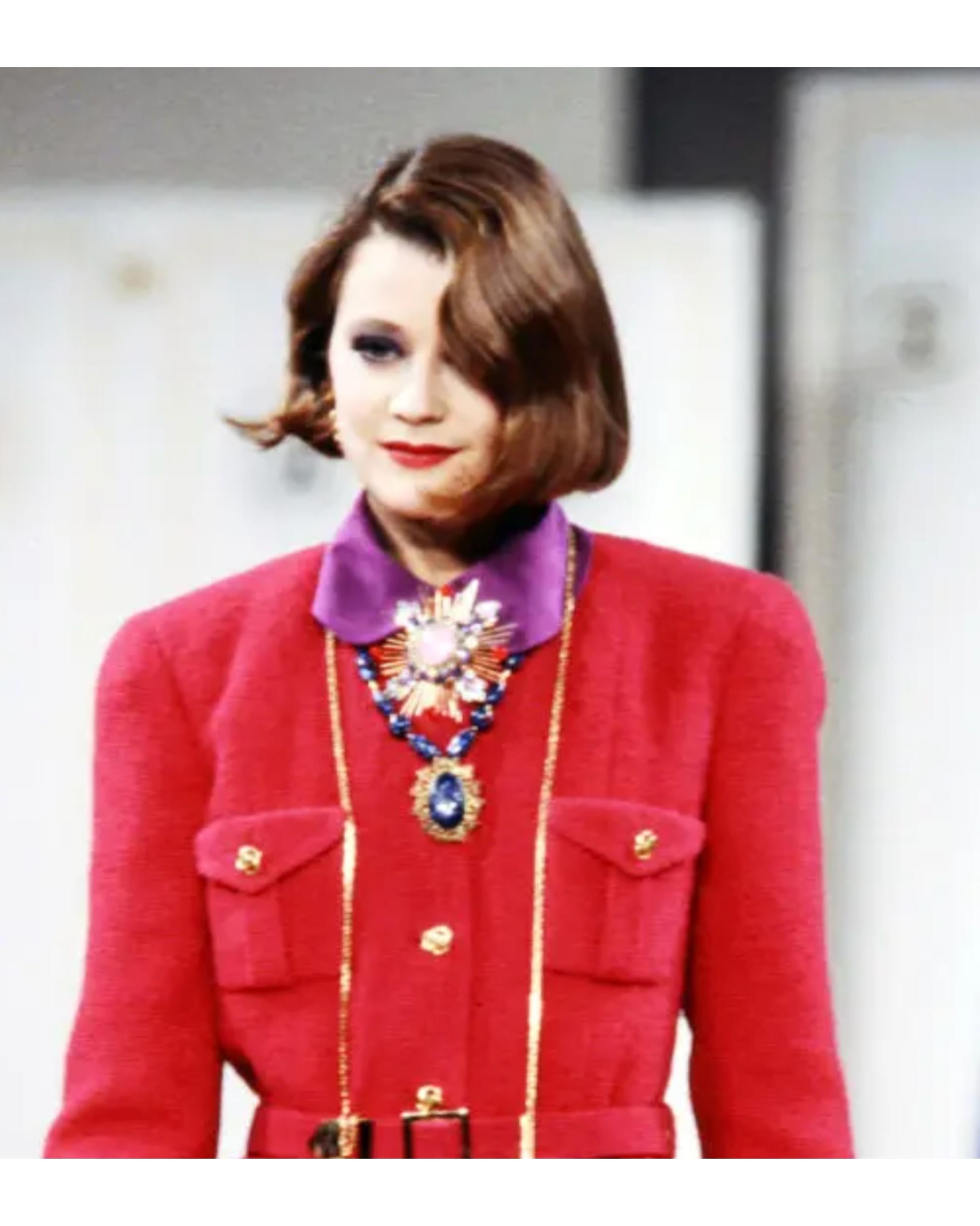 Automne 1983 Chanel Cardigan en cachemire noir avec bordures en satin en vente 3