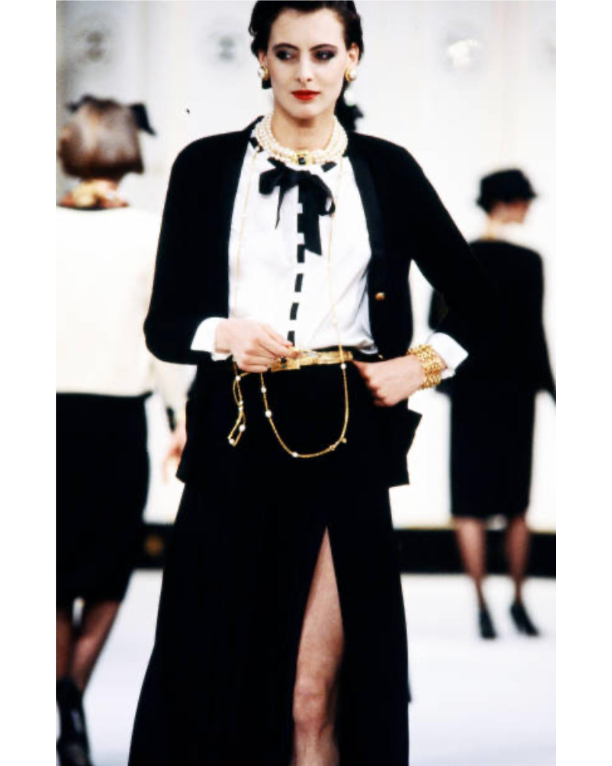Automne 1983 Chanel Cardigan en cachemire noir avec bordures en satin en vente 4