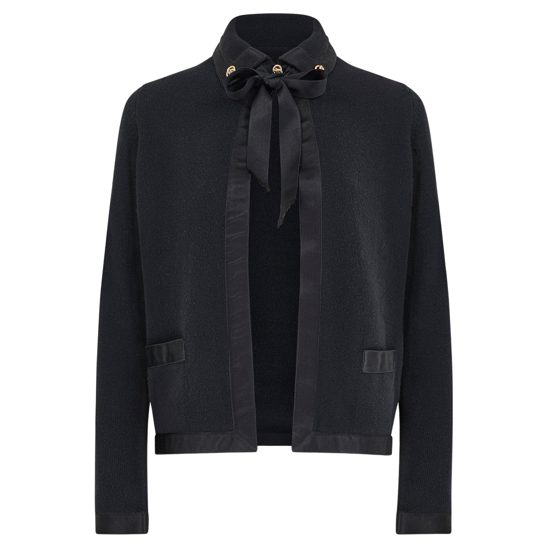 Automne 1983 Chanel Cardigan en cachemire noir avec bordures en satin en vente