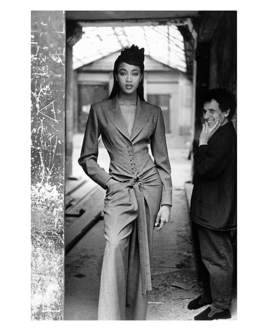 Automne 1988 documenté Alaia Red Corset Style Jacket en vente 1