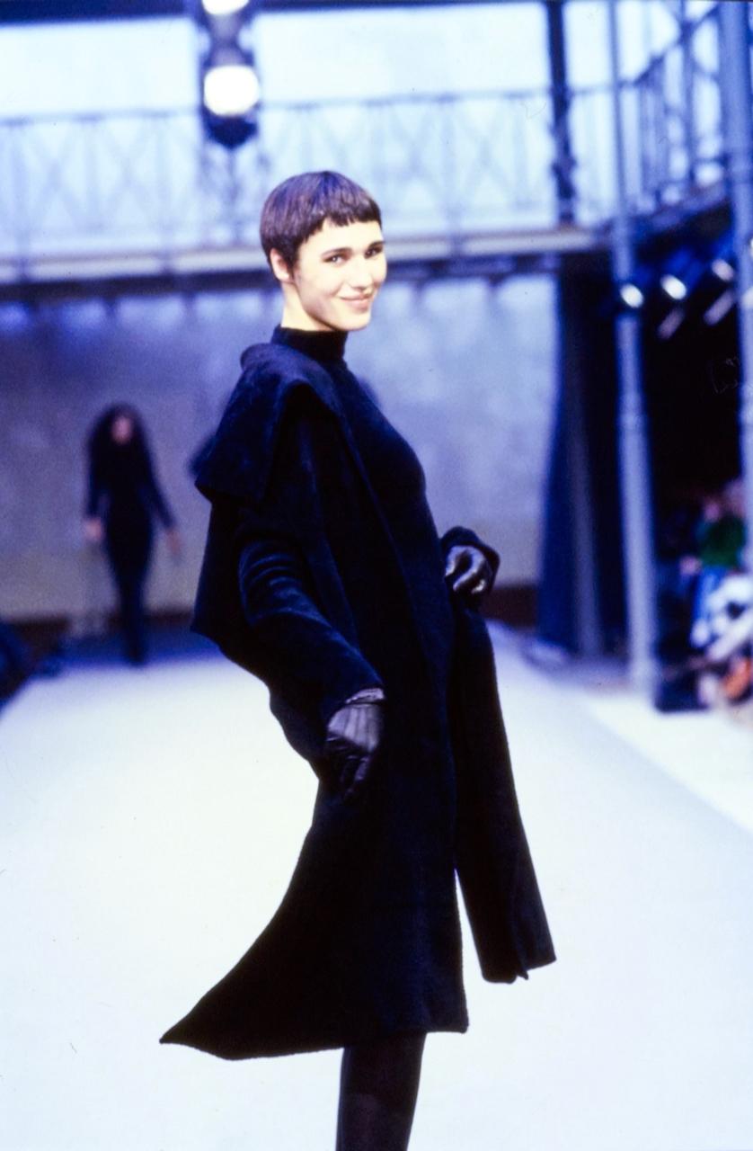 AZZEDINE ALAÏA - Veste de défilé en maille de velours noir avec col châle ouvert sur le devant, automne 1989 en vente 6