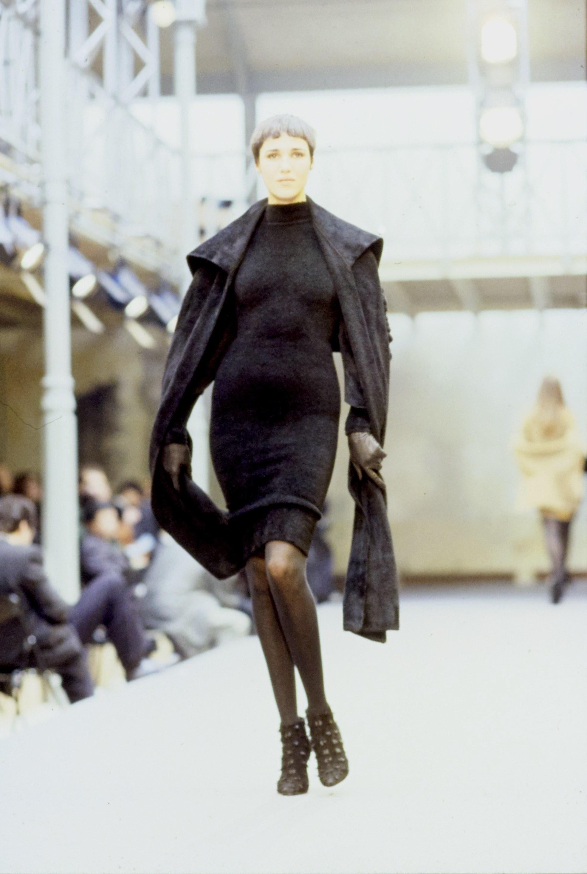 AZZEDINE ALAÏA - Veste de défilé en maille de velours noir avec col châle ouvert sur le devant, automne 1989 en vente 7