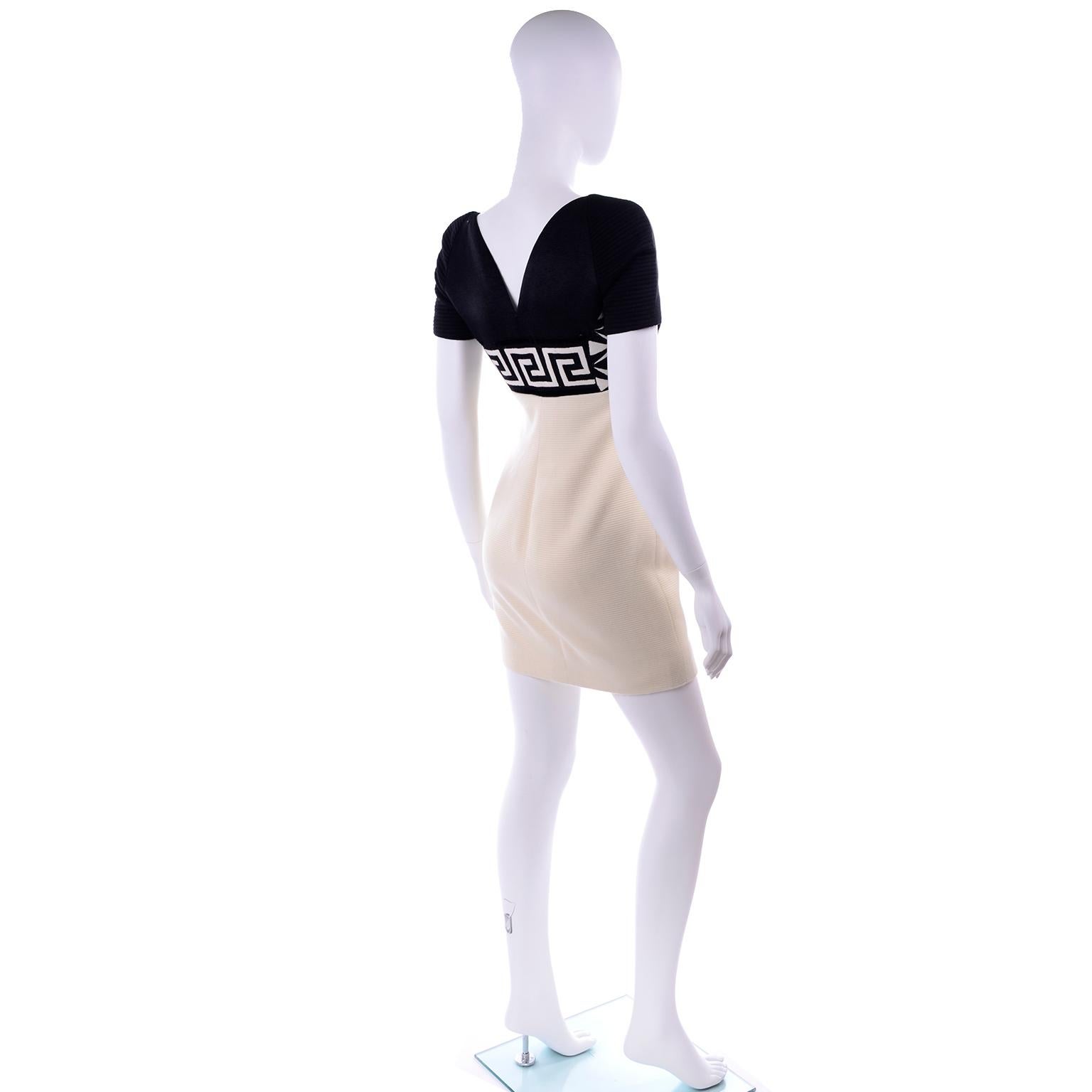 Herbst 1991 Atelier Versace Gianni Vintage Kleid in Schwarz & Creme & Weiß im Zustand „Hervorragend“ im Angebot in Portland, OR