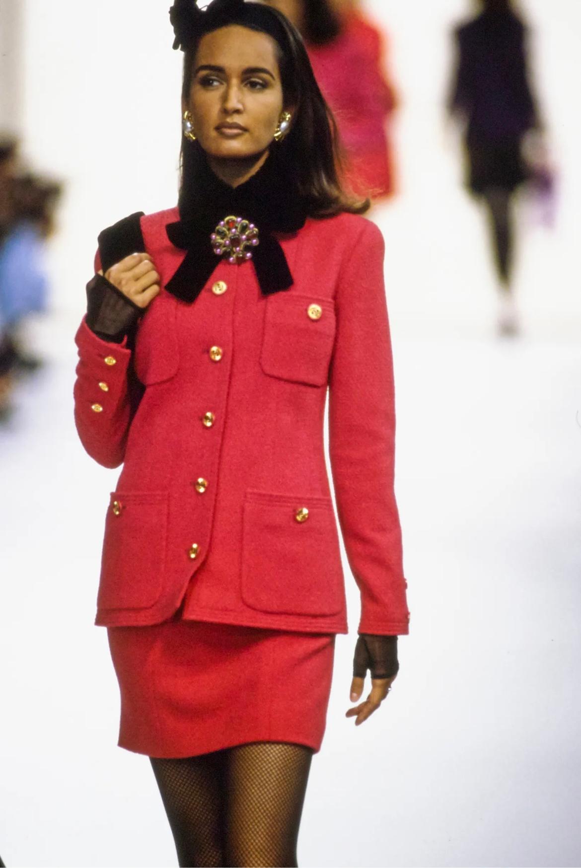Fall 1991 Chanel Runway Documented Pink Boucle Wool Jacket For Sale 2