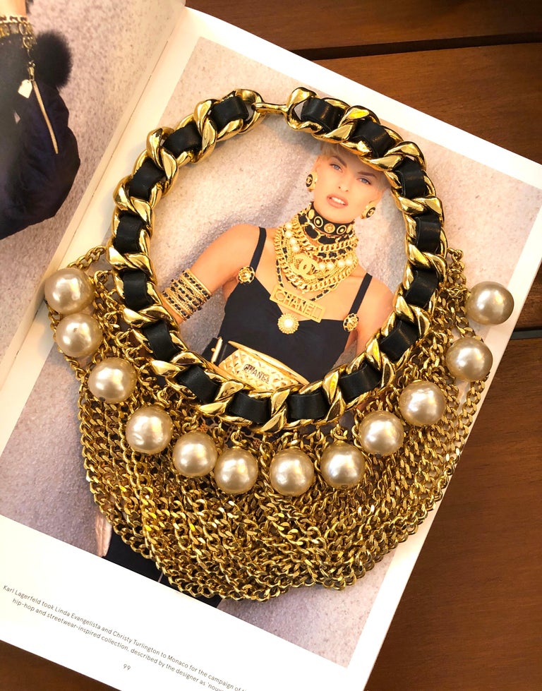 Fall 1991 Runway Magnificent CHANEL Gold Toned Faux Pearl Chain Necklace