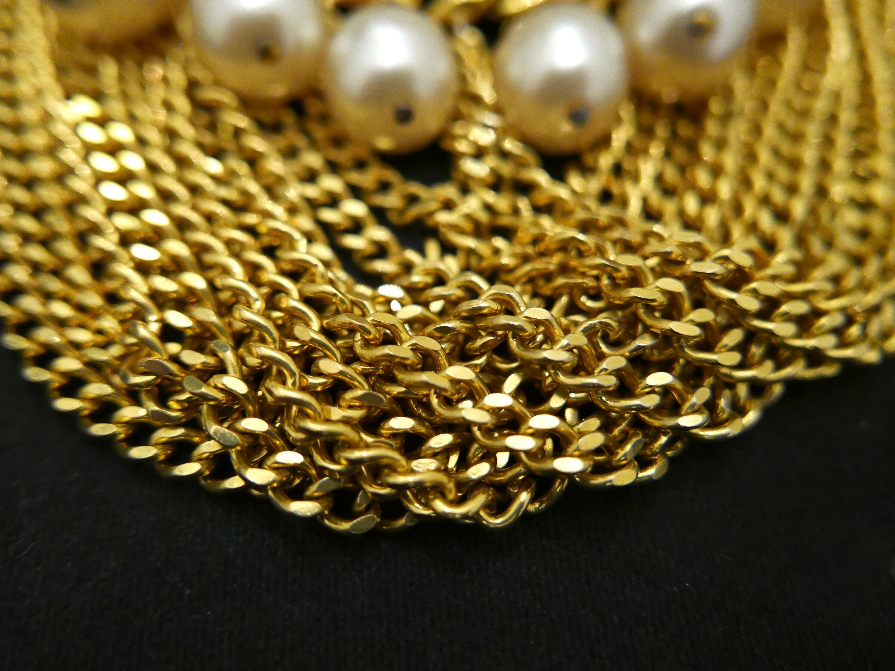 Fall 1991 Runway Magnificent CHANEL Gold Toned Faux Pearl Chain Necklace In Excellent Condition In Bangkok, TH