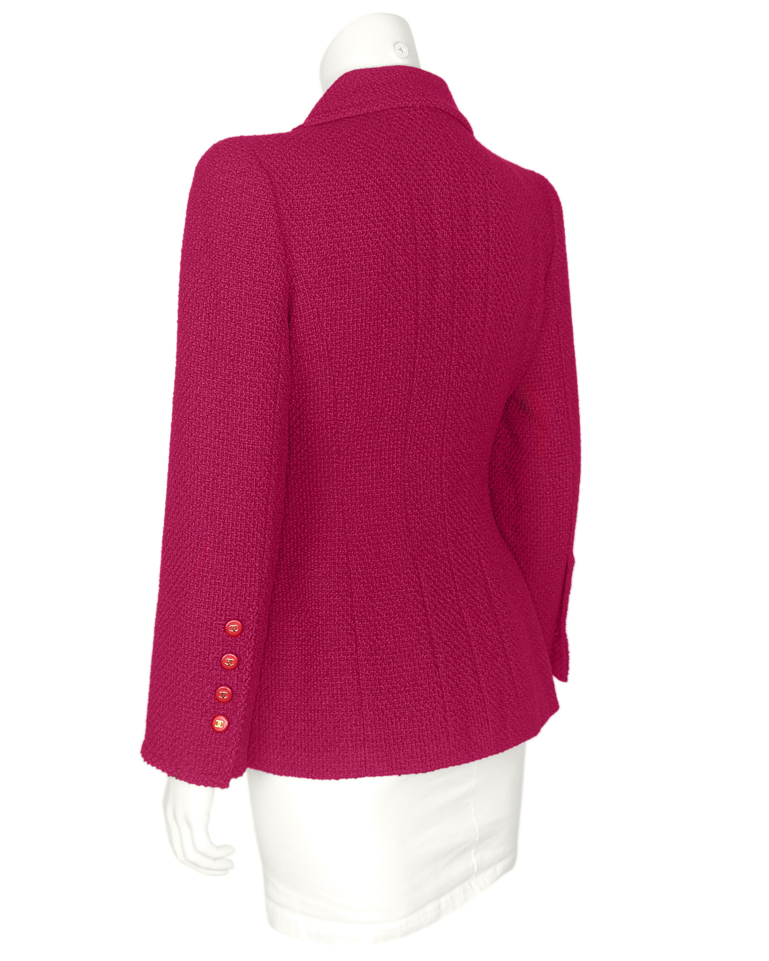 Herbst 1995 Chanel Rote und rosafarbene Bouclé-Jacke mit doppeltem Brustträger im Zustand „Gut“ im Angebot in Toronto, Ontario