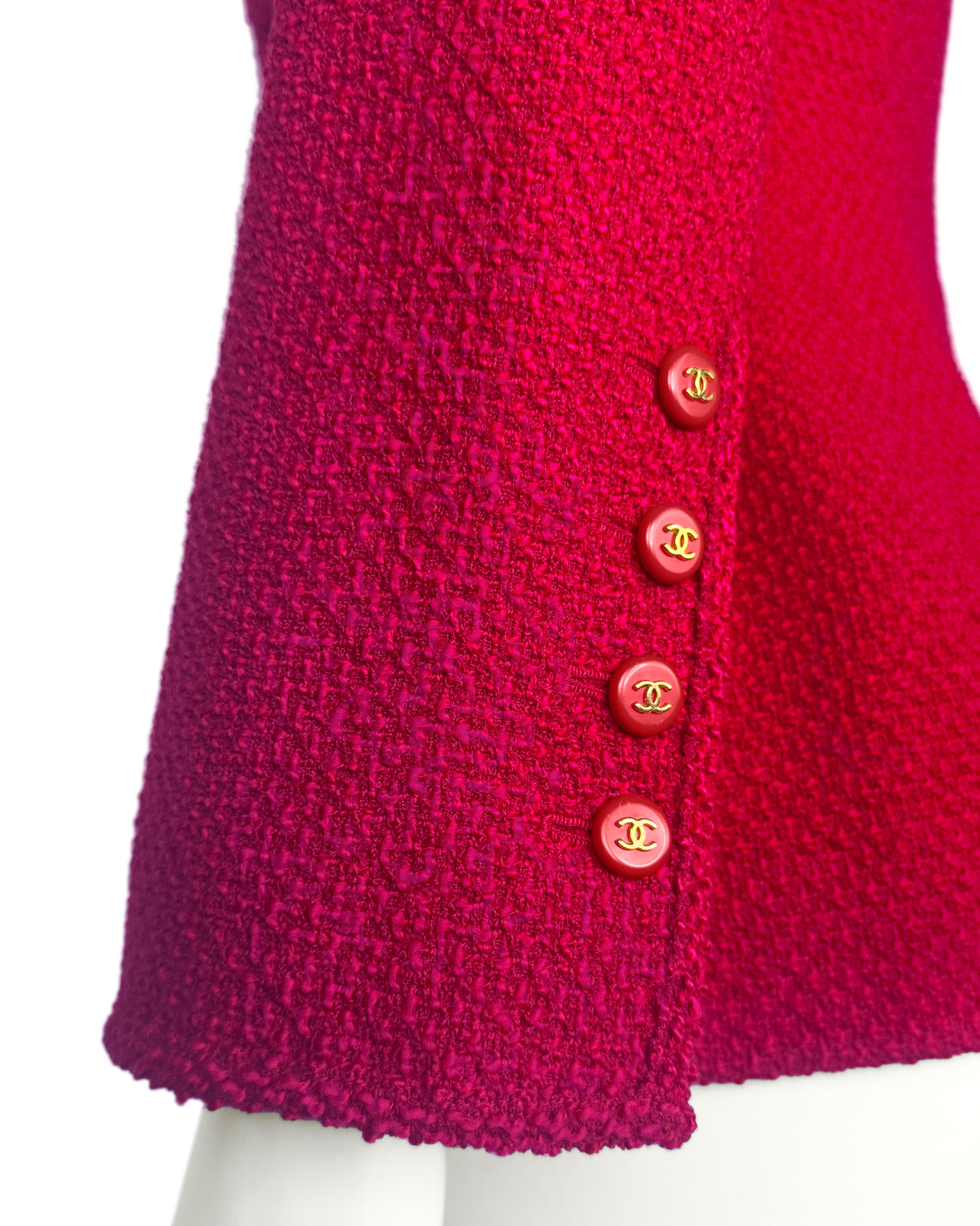 Herbst 1995 Chanel Rote und rosafarbene Bouclé-Jacke mit doppeltem Brustträger Damen im Angebot