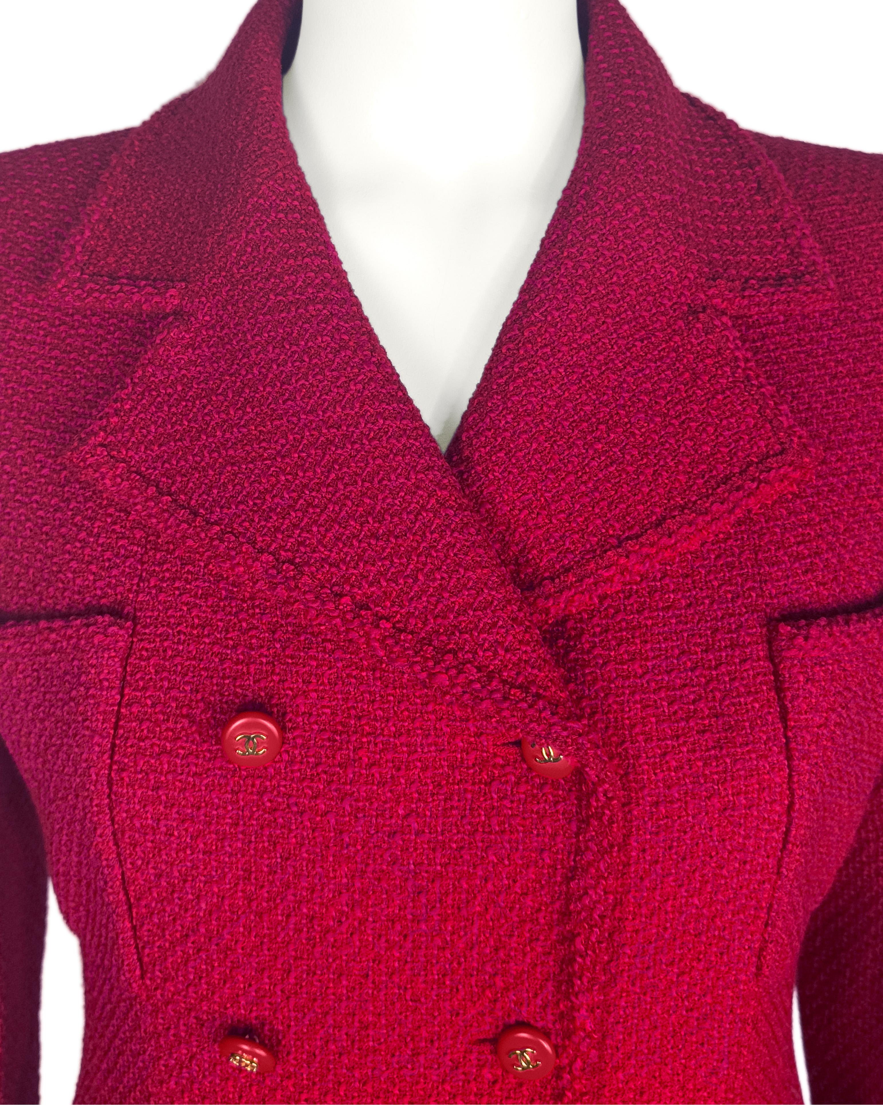 Herbst 1995 Chanel Rote und rosafarbene Bouclé-Jacke mit doppeltem Brustträger im Angebot 1
