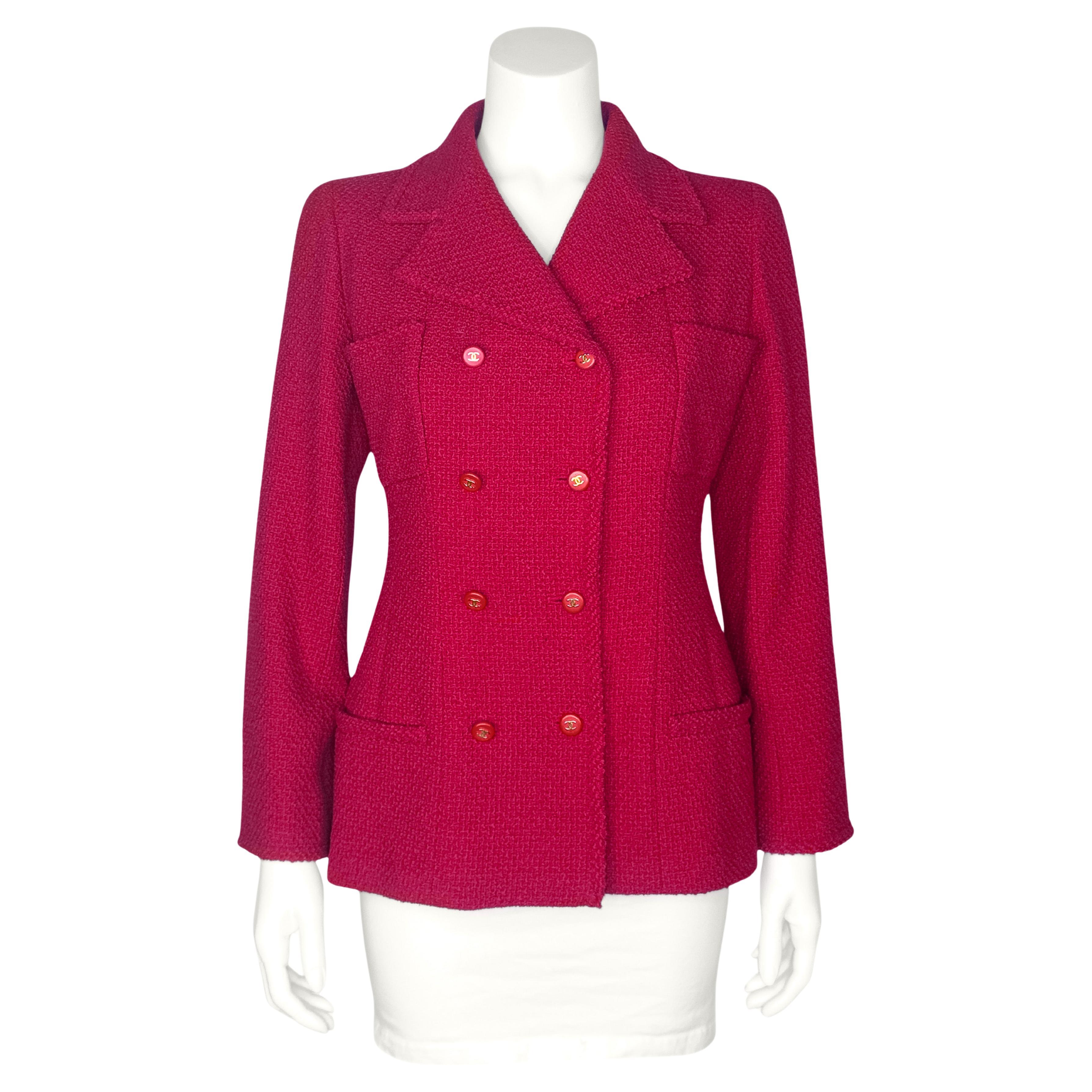 Herbst 1995 Chanel Rote und rosafarbene Bouclé-Jacke mit doppeltem Brustträger im Angebot