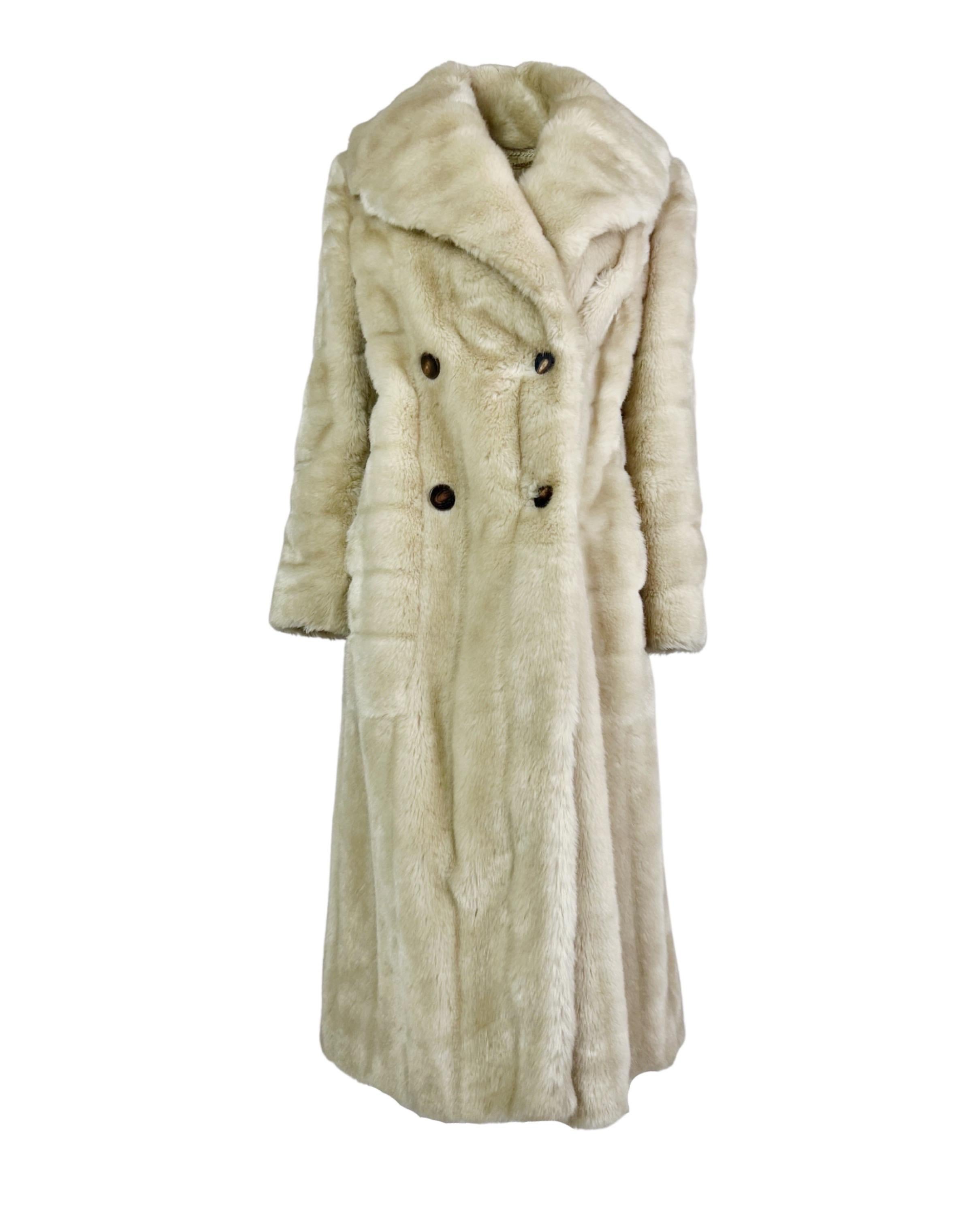 Fall 1996 Gucci by Tom Ford  Creme Faux Fur Coat In Excellent Condition For Sale In Prague, CZ