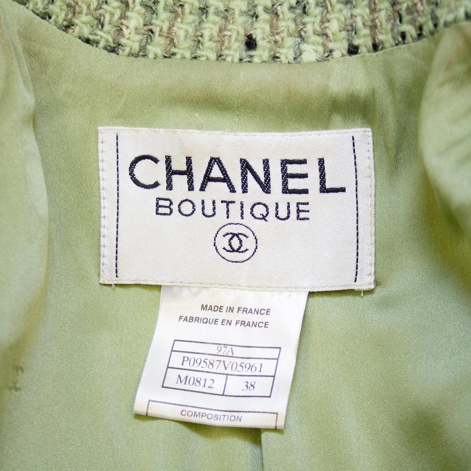 Fall 1997 Chanel Mint Green Bouclé Tweed Jacket For Sale 2