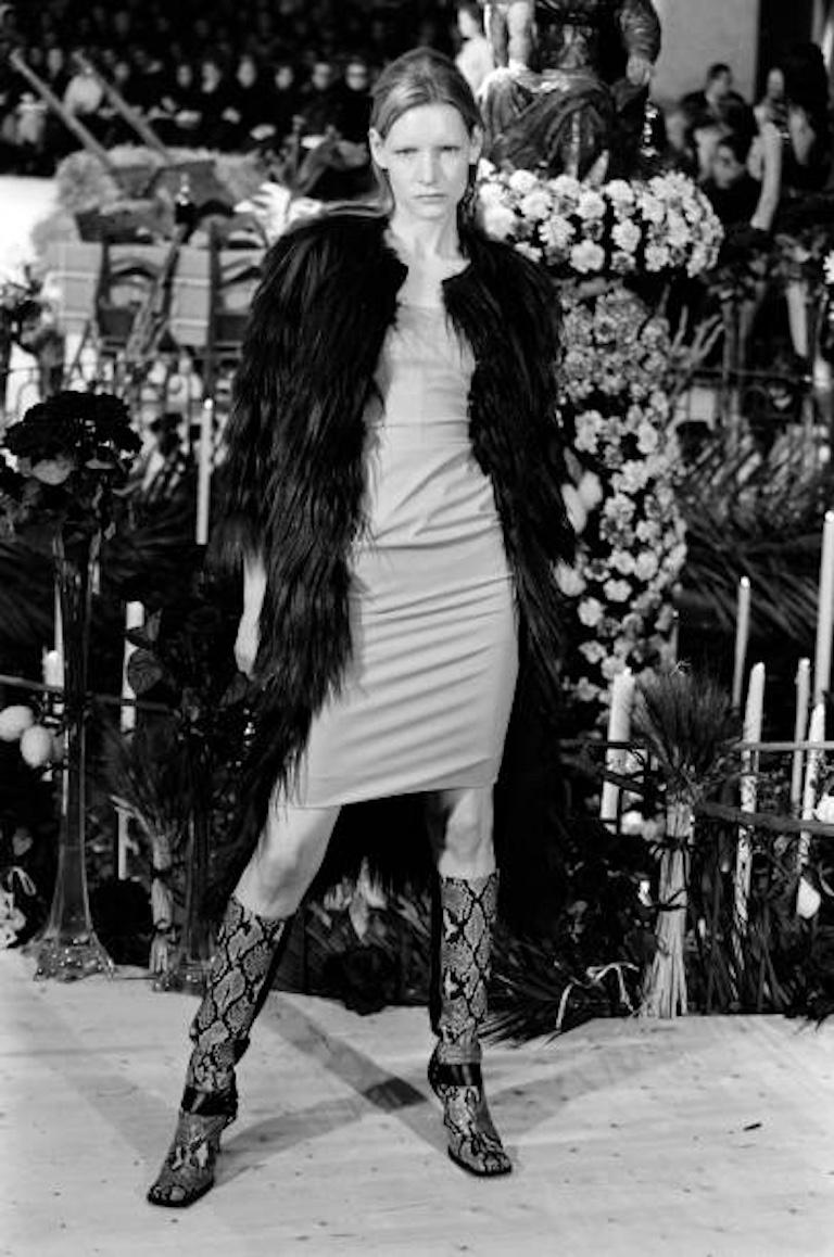 Autunno 1999 DOLCE & GABBANA - Cappotto in piuma di capra nera in passerella in vendita 5