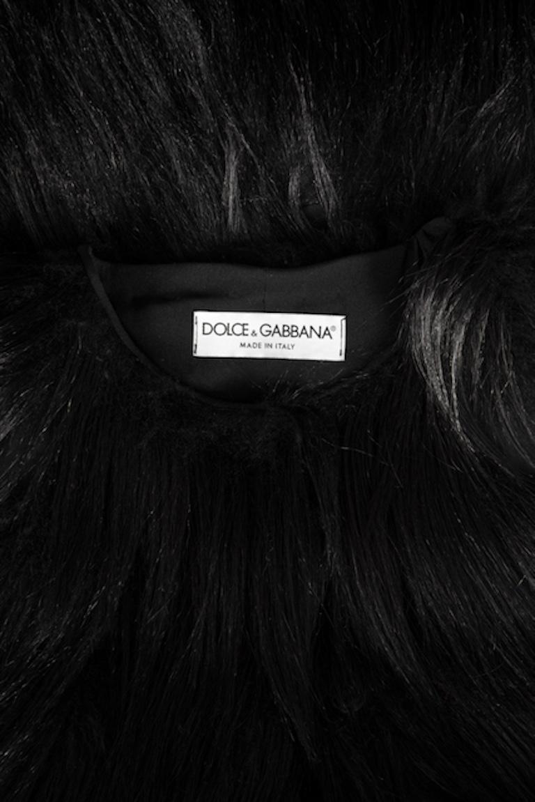 Autunno 1999 DOLCE & GABBANA - Cappotto in piuma di capra nera in passerella in vendita 9