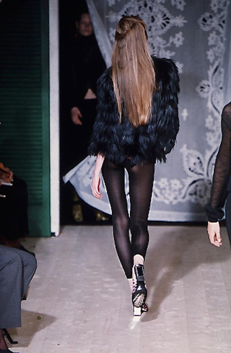 Autunno 1999 DOLCE & GABBANA - Cappotto in piuma di capra nera in passerella in vendita 12