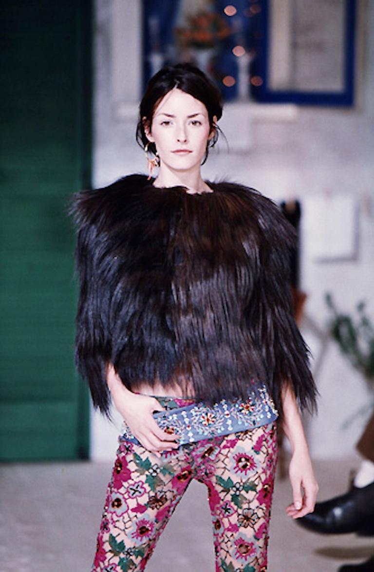 Autunno 1999 DOLCE & GABBANA - Cappotto in piuma di capra nera in passerella in vendita 14