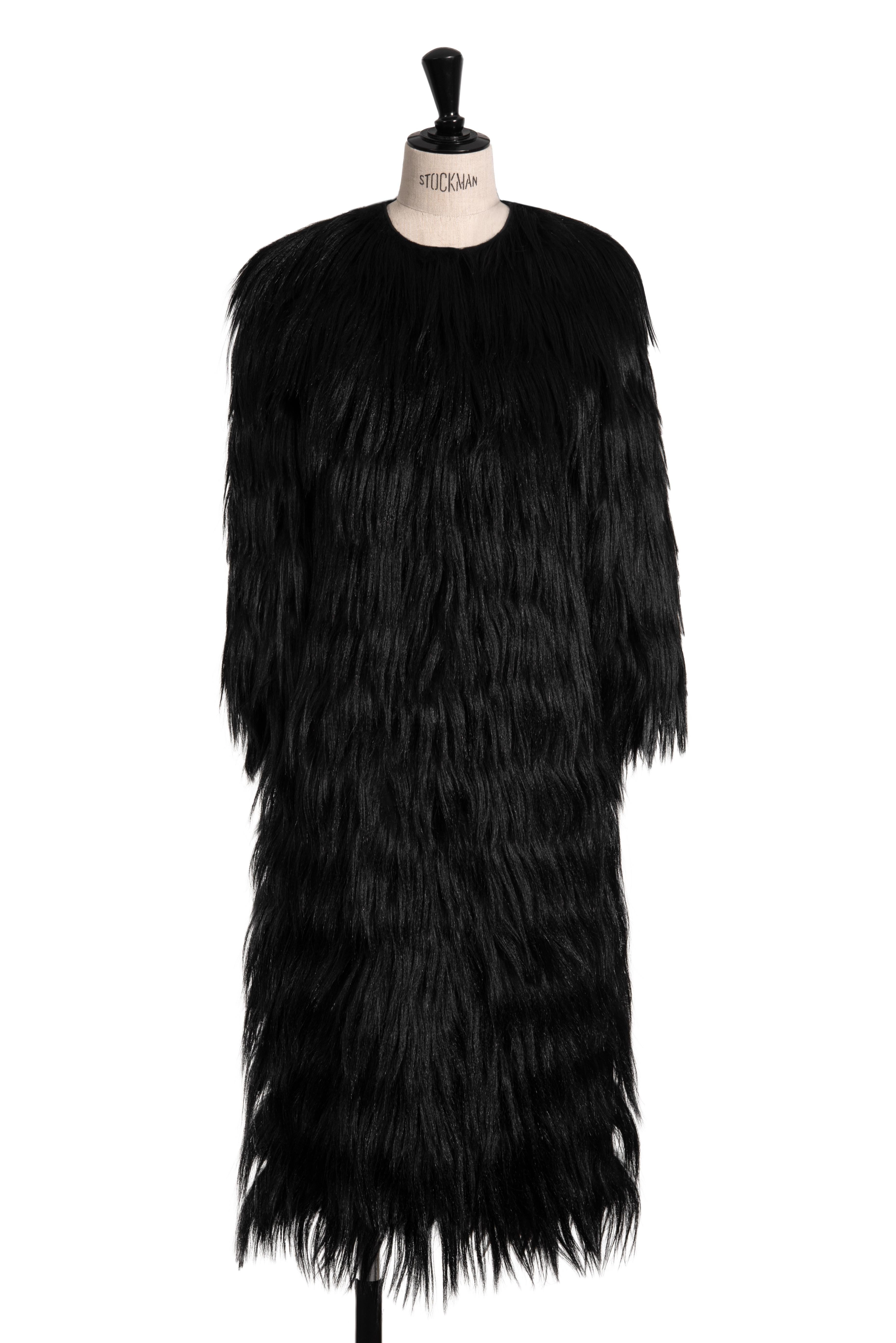 Guardando questo incredibile cappotto della collezione Autunno 1999 di Dolce & Gabbana ci vengono in mente innumerevoli aggettivi: rarissimo, documentato dalla passerella, cool, senza tempo, speciale, leggero come una piuma, versatile,