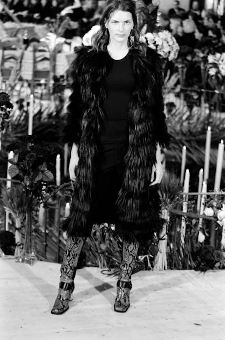 Autunno 1999 DOLCE & GABBANA - Cappotto in piuma di capra nera in passerella in vendita 15