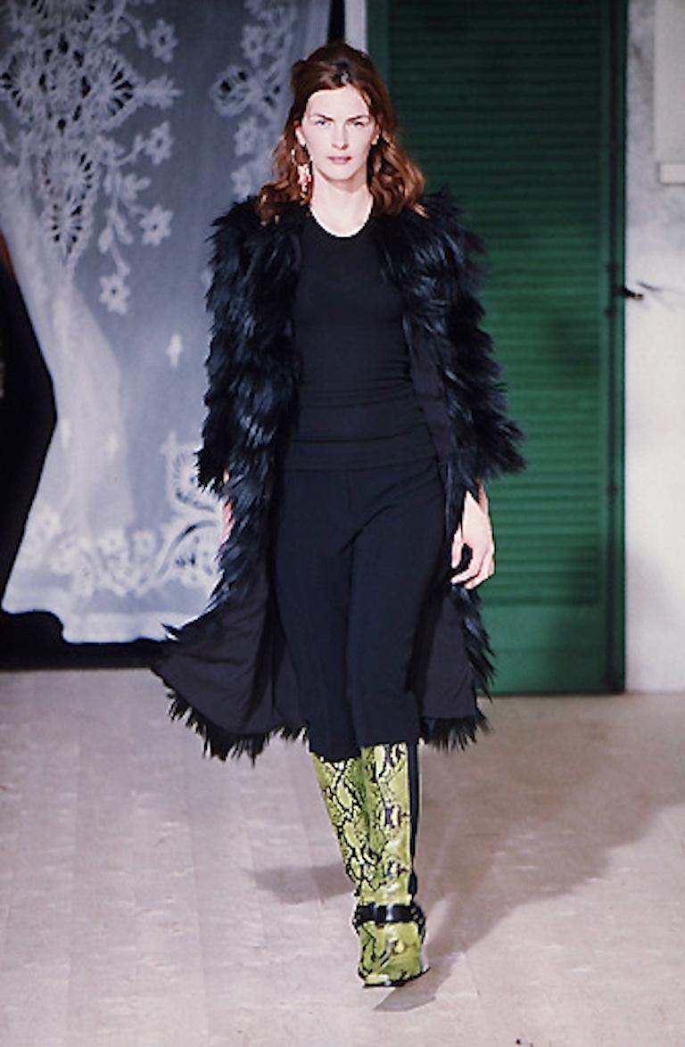 Autunno 1999 DOLCE & GABBANA - Cappotto in piuma di capra nera in passerella In condizioni ottime in vendita a Munich, DE