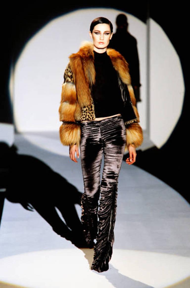 Automne 1999 Gucci Tom Ford Documented Pantalon drapé en velours noir à bandes de cuir en vente 8