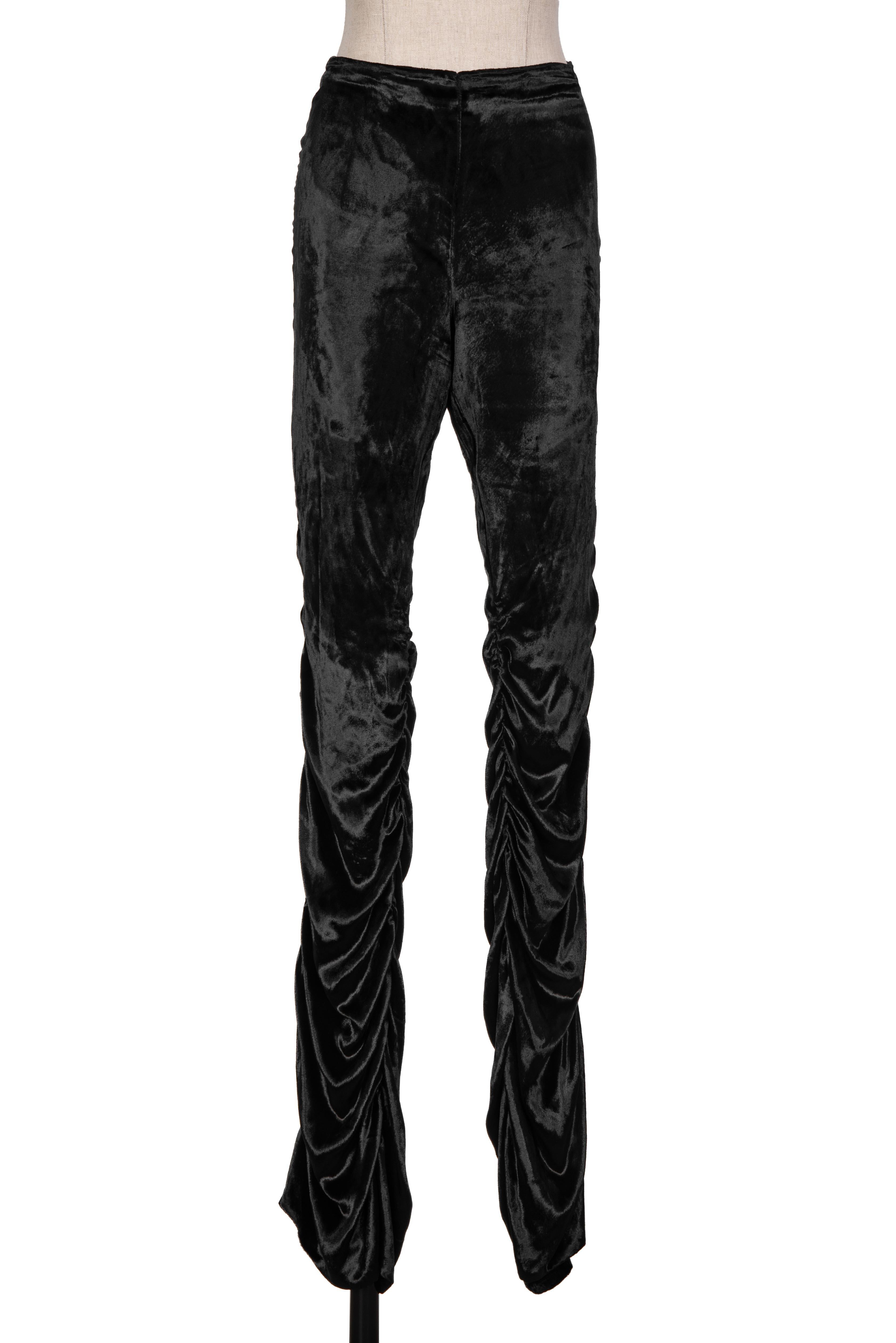 Automne 1999 Gucci Tom Ford Documented Pantalon drapé en velours noir à bandes de cuir Excellent état - En vente à Munich, DE
