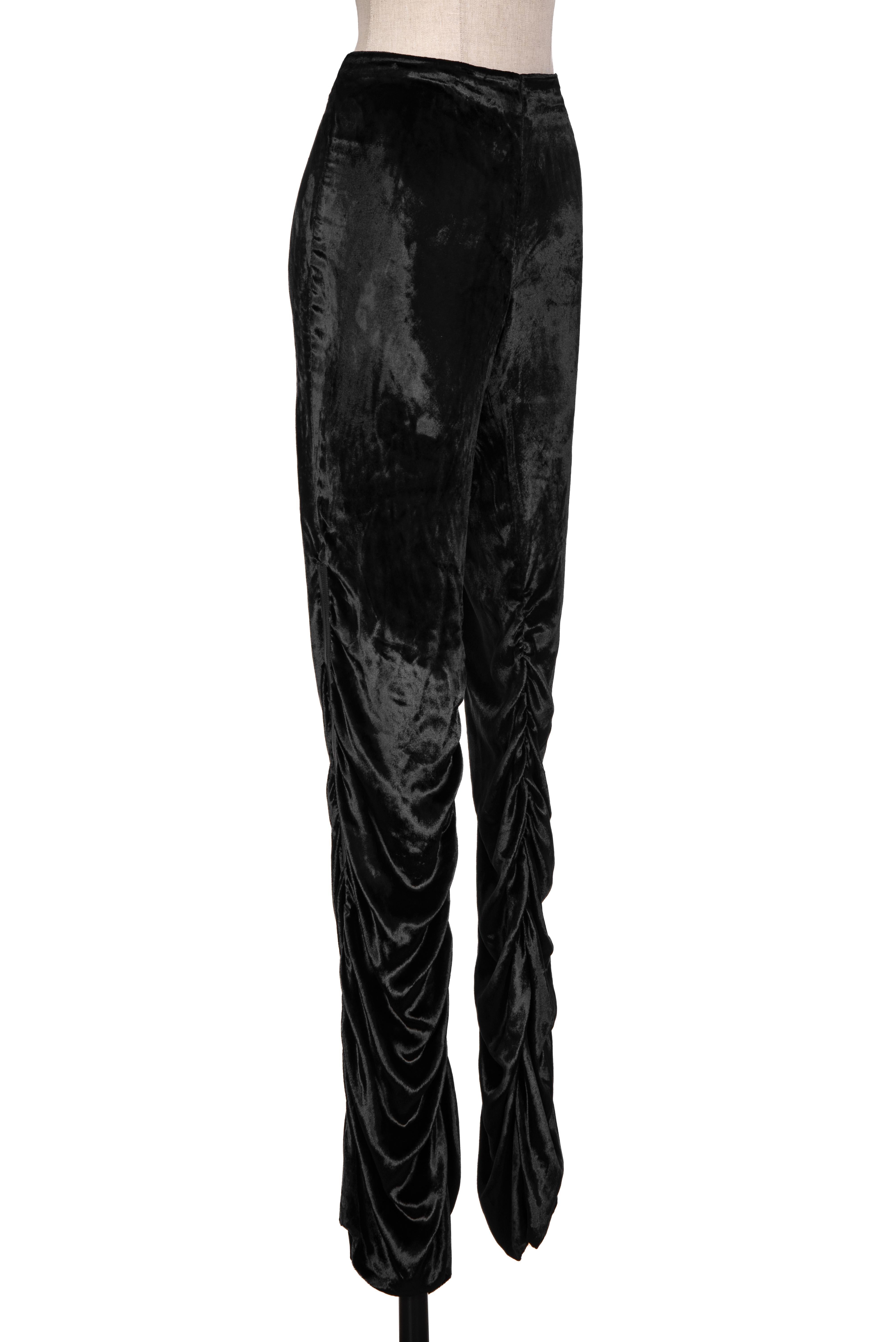 Automne 1999 Gucci Tom Ford Documented Pantalon drapé en velours noir à bandes de cuir Pour femmes en vente