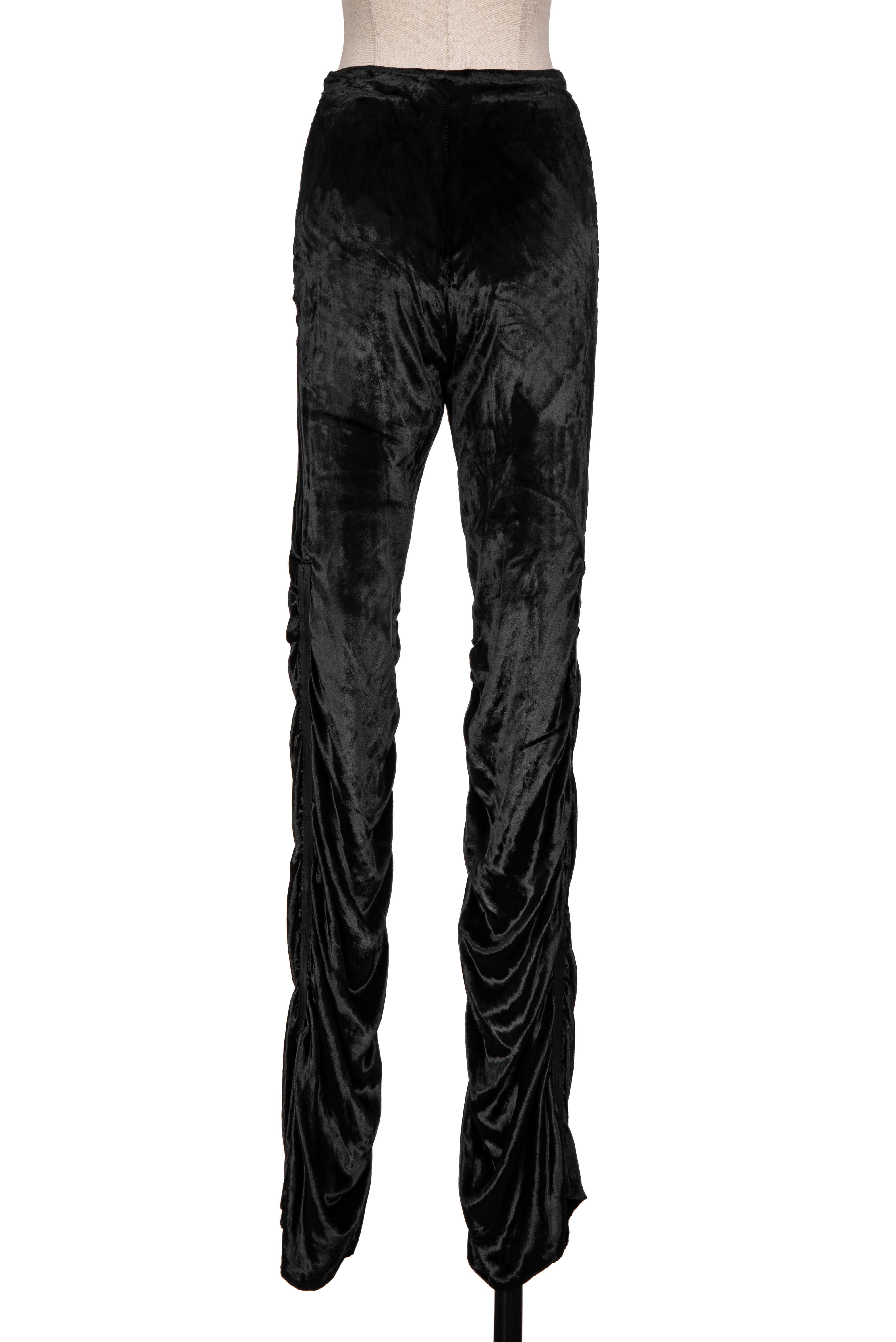 Automne 1999 Gucci Tom Ford Documented Pantalon drapé en velours noir à bandes de cuir en vente 2