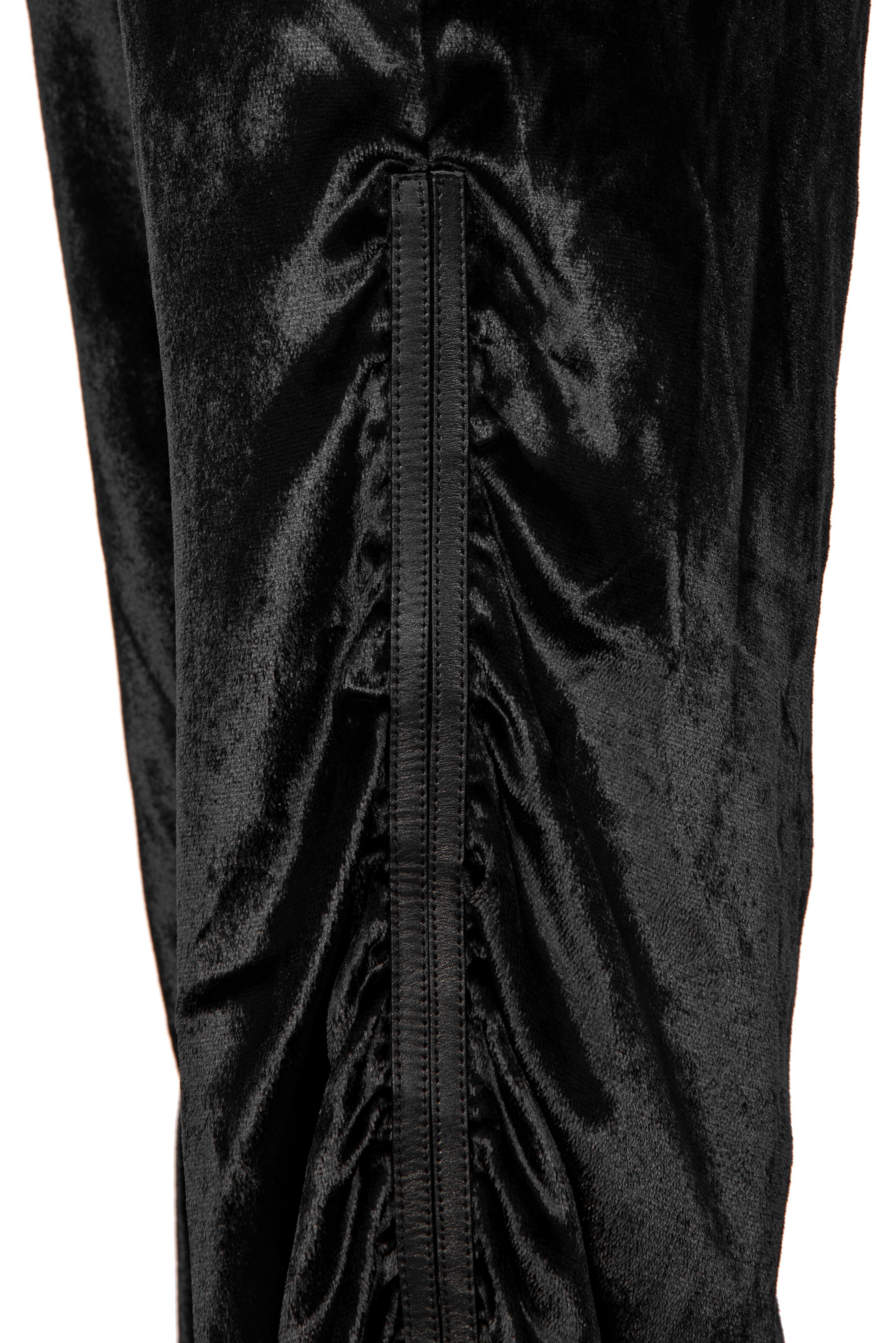 Automne 1999 Gucci Tom Ford Documented Pantalon drapé en velours noir à bandes de cuir en vente 4