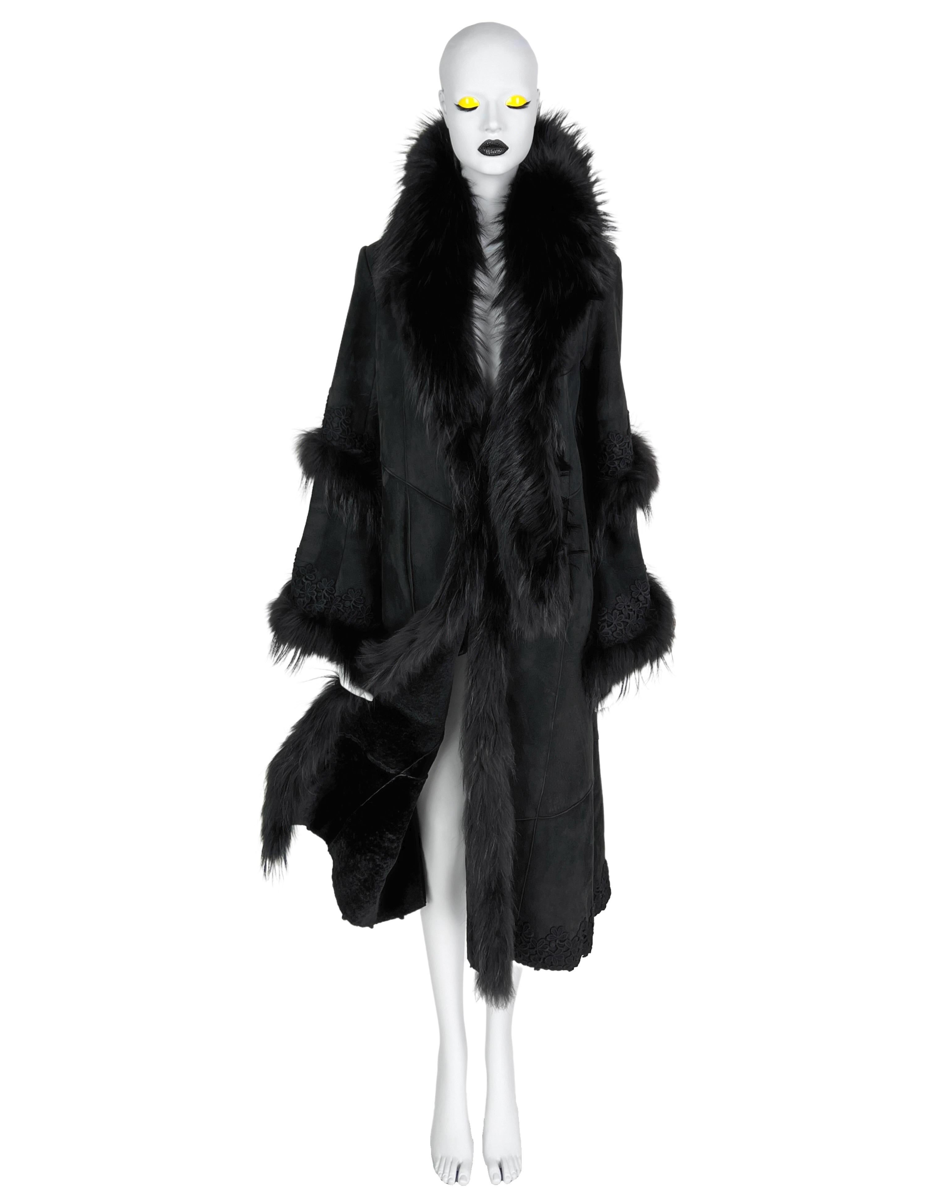 A stunning shearling coat from Roberto Cavalli Fall 1998 collection with a genuine fur trim and decorative applique lace details. Size S, fits true to size.

Excellent vintage condition.