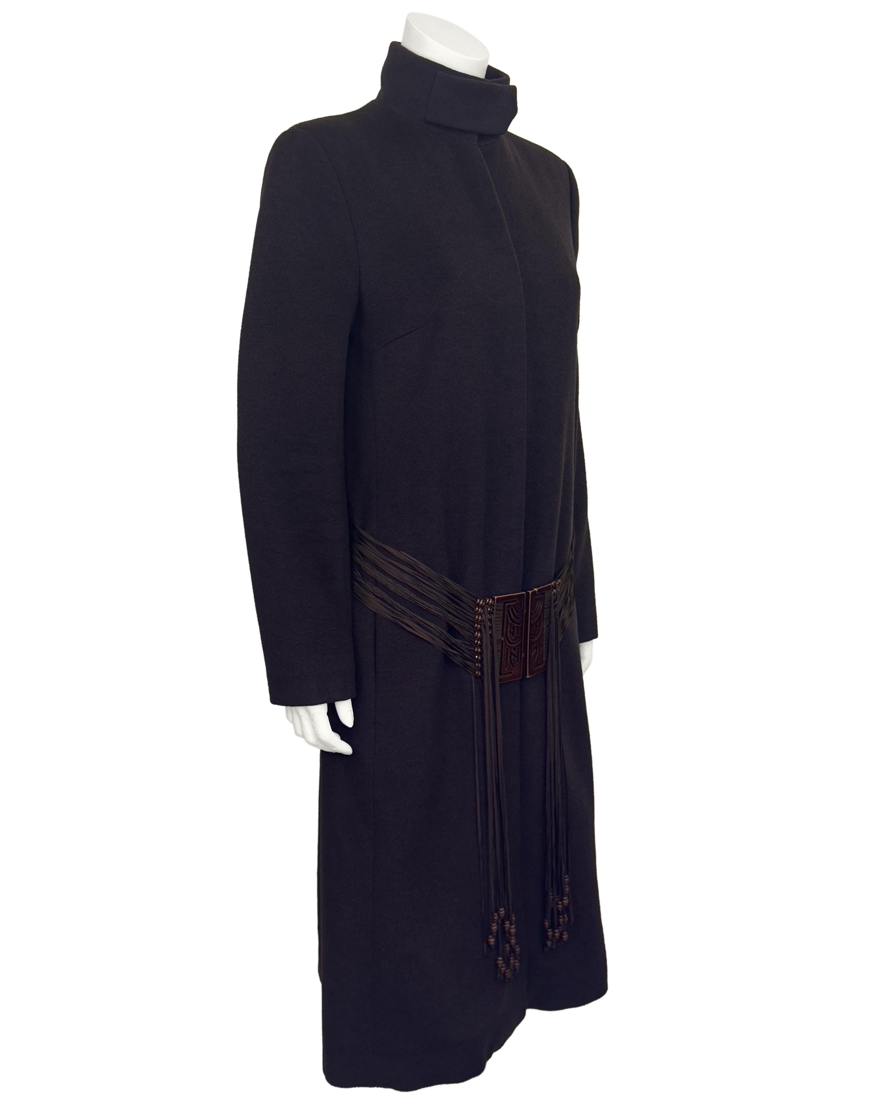 Seltener Chloé by Stella McCartney-Mantel aus der Herbstkollektion 2000. Dieser Mantel verkörpert die für das Label typische Mischung aus Pariser Eleganz und böhmischem Charme. Er besteht zu 100 % aus schokoladenbrauner Wolle, hat einen eleganten