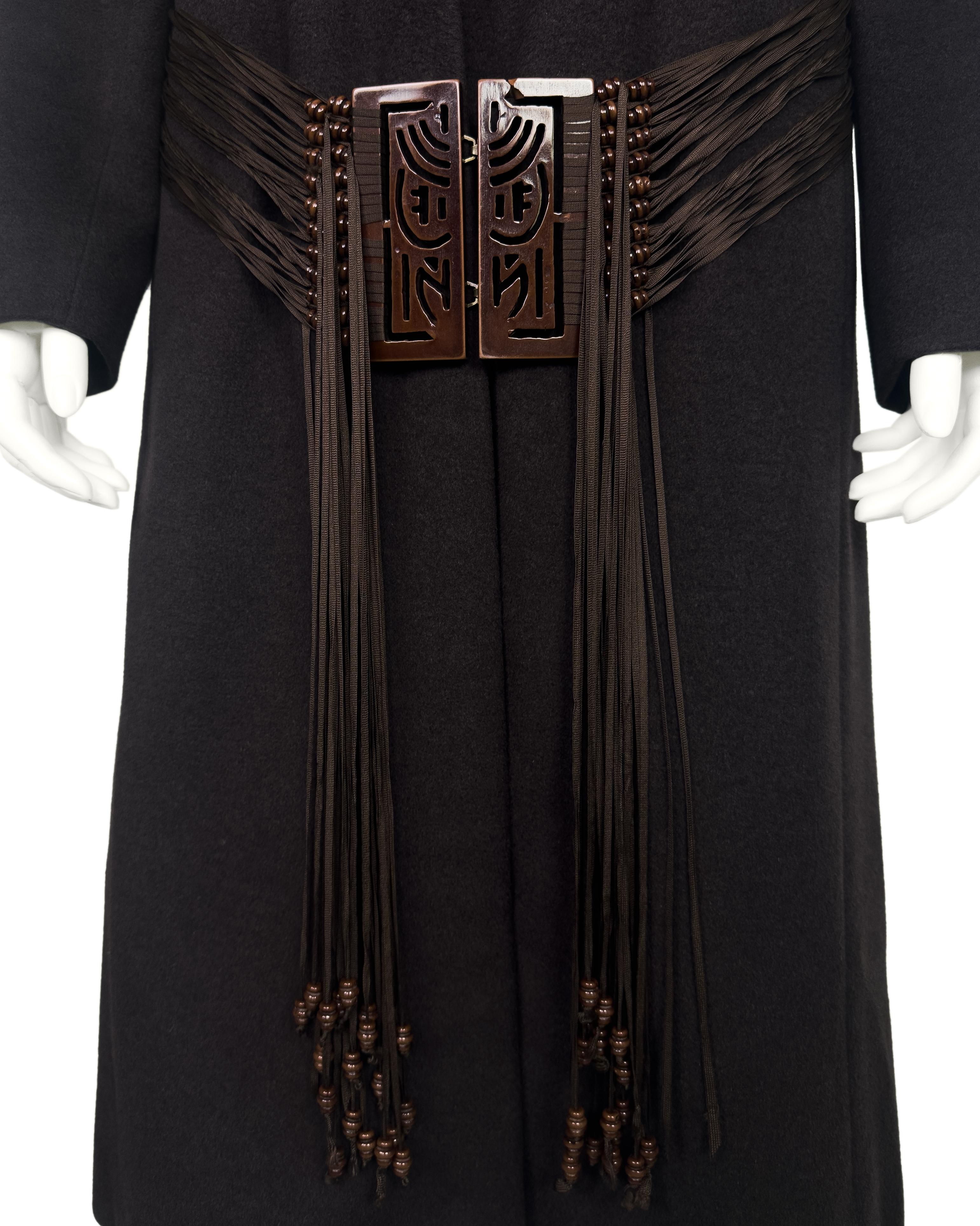 Herbst 2000 Chloe by Stella McCartney Laufsteg Brauner Wollmantel mit Schleifengürtel Damen im Angebot