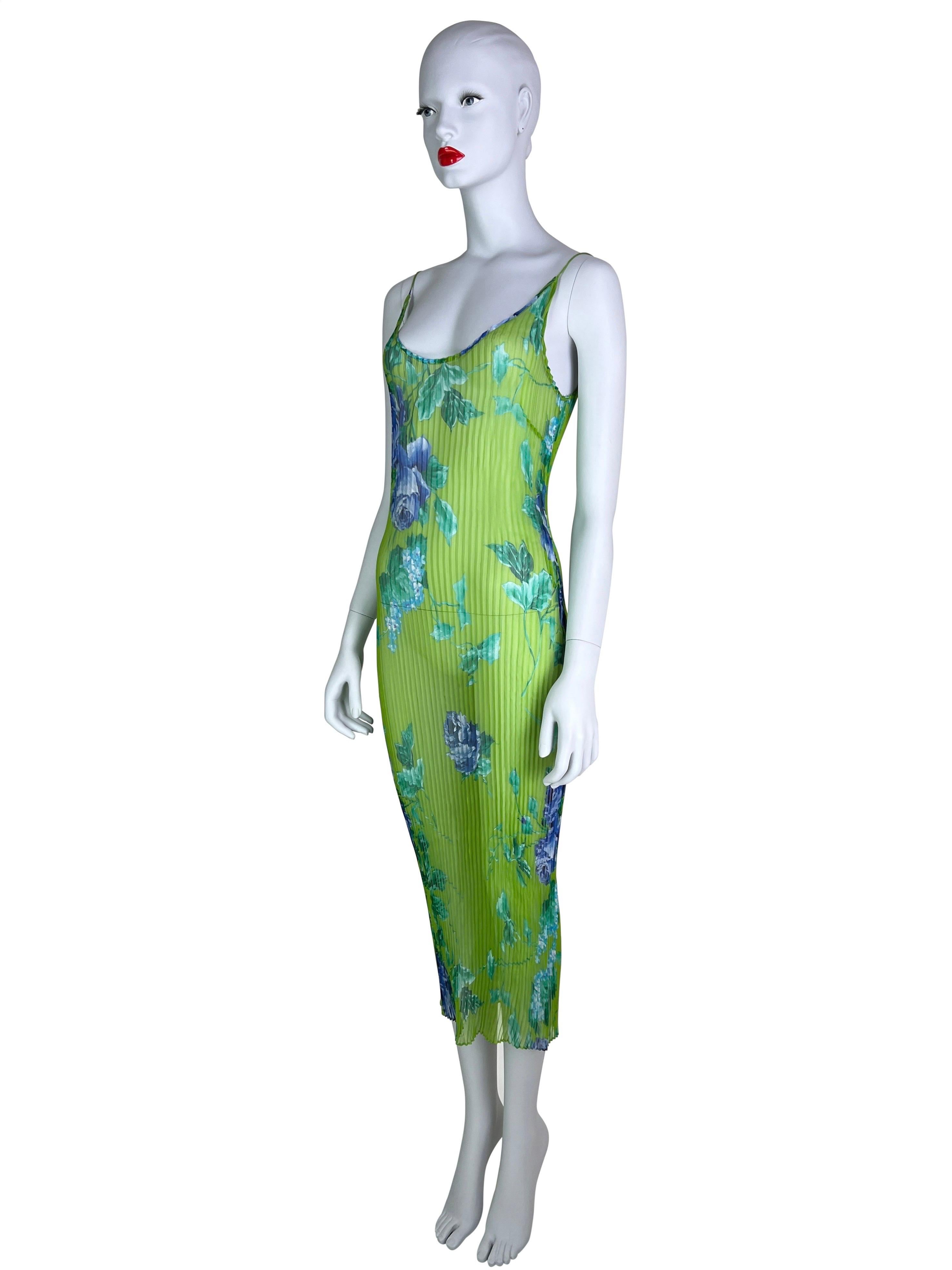 A gorgeous 100% plisse silk-chiffon dress in a vivid apple green color for endless styling possibilities.

Size IT 44, which normally corresponds to Large, but would fit sizes S through L due to the pleating of the fabric.

Measurements (flat lay on