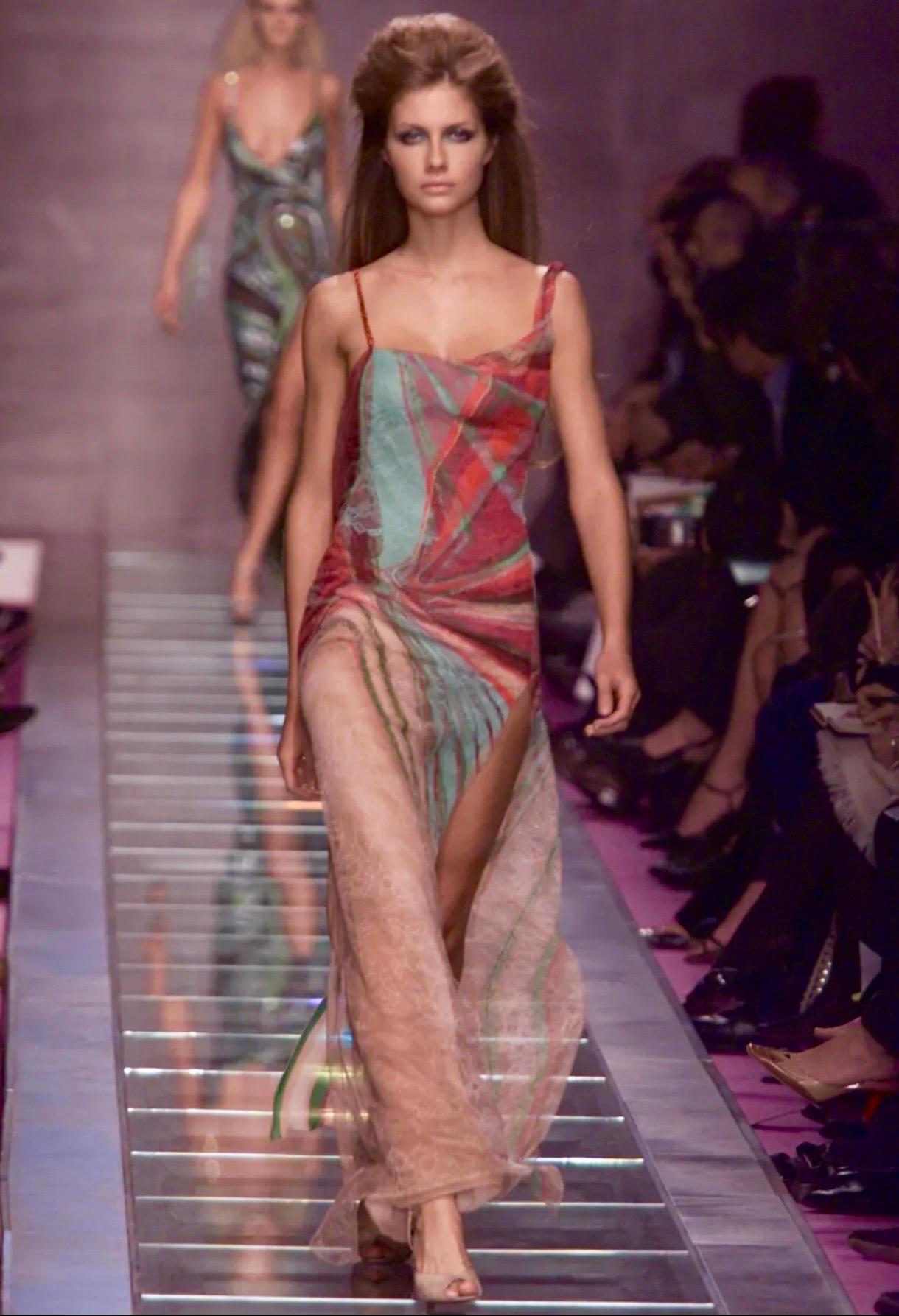 Une superbe robe longue de la collection Versace Automne 2000, telle qu'elle a été présentée sur le podium.

Base en mousseline de soie imprimée avec une couche de dentelle imprimée sur le dessus pour créer plus de texture et de mouvement à la