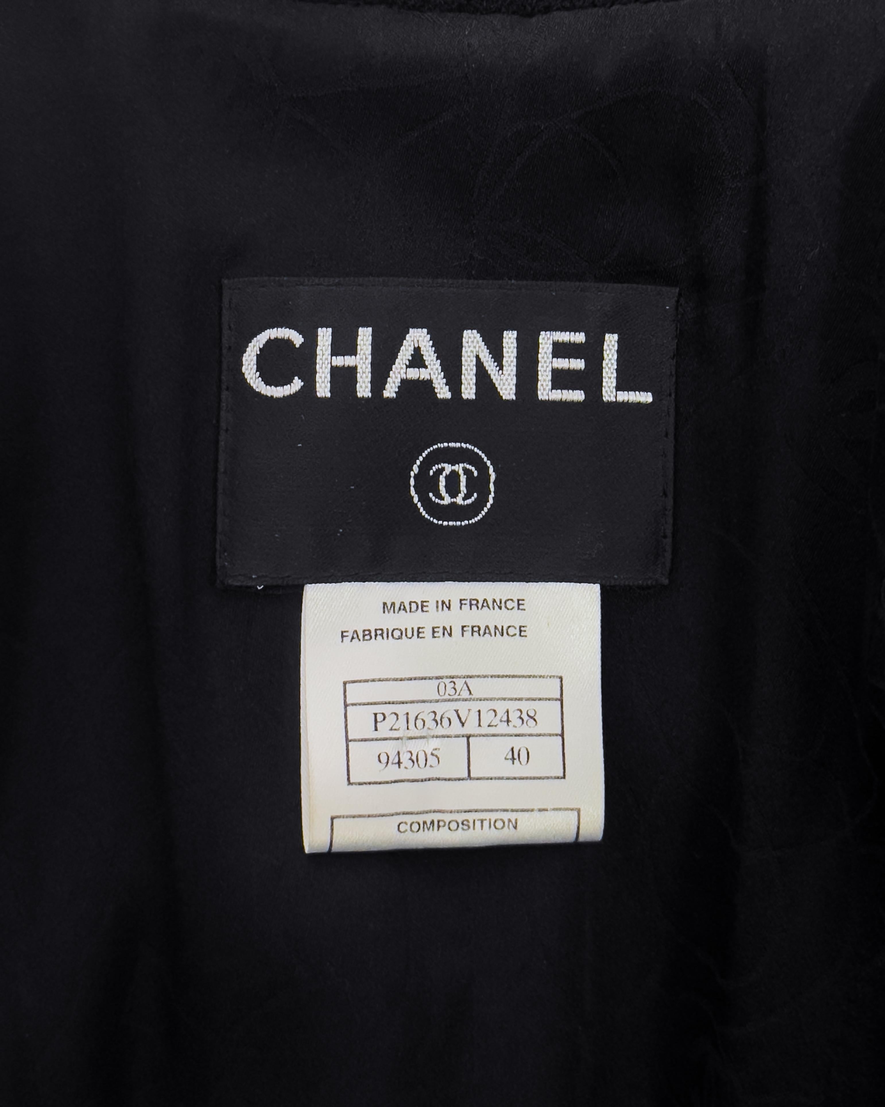 Giacca Chanel autunno 2003 in lana nera con orlo staccato in vendita 1
