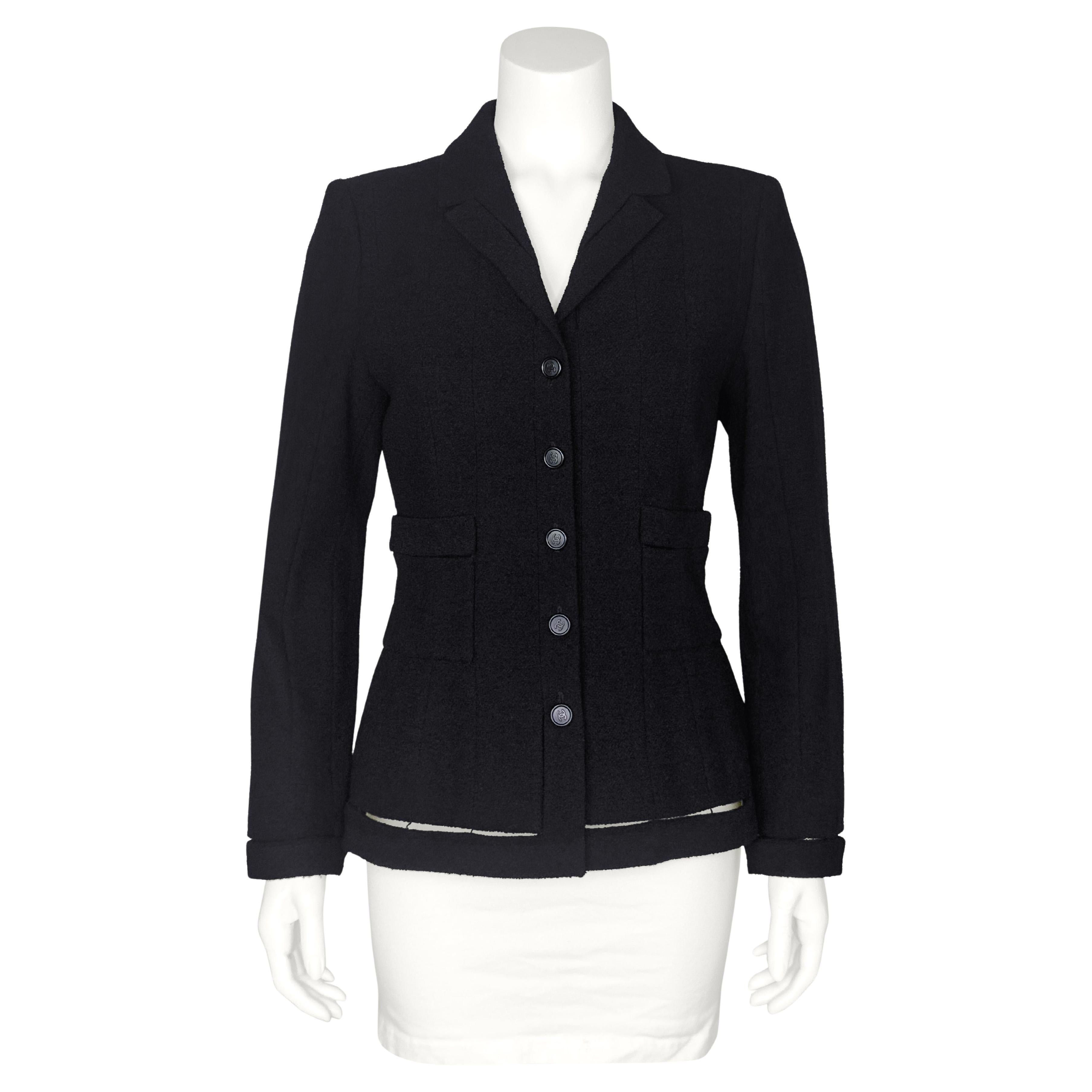 Giacca Chanel autunno 2003 in lana nera con orlo staccato in vendita
