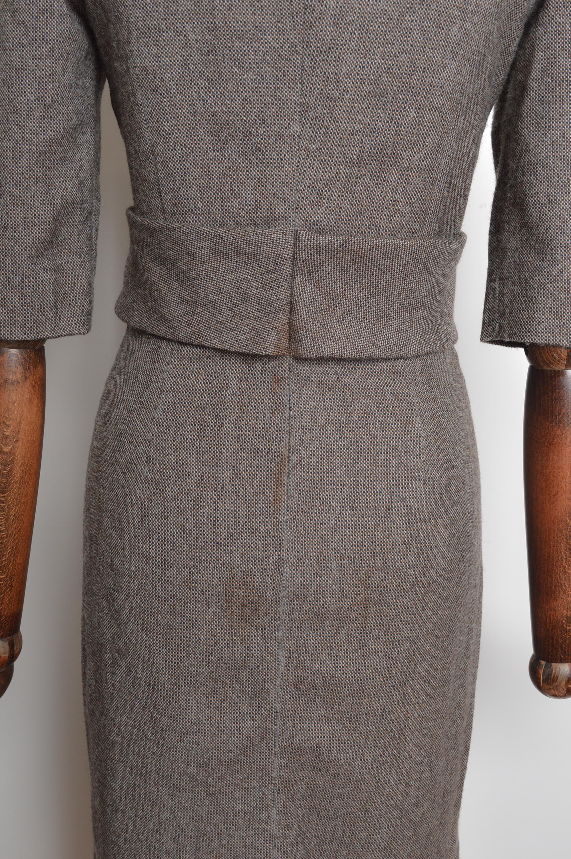 Herbst 2005 Alexander McQueen Braunes Tweedkleid aus Wolle im Stil der 1950er Jahre Wiggle Dress im Angebot 6