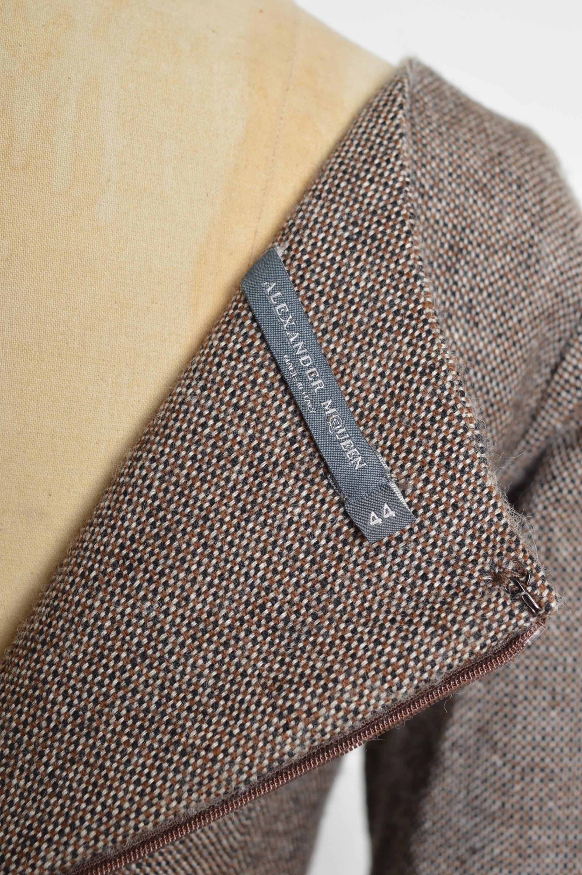 Herbst 2005 Alexander McQueen Braunes Tweedkleid aus Wolle im Stil der 1950er Jahre Wiggle Dress im Angebot 7