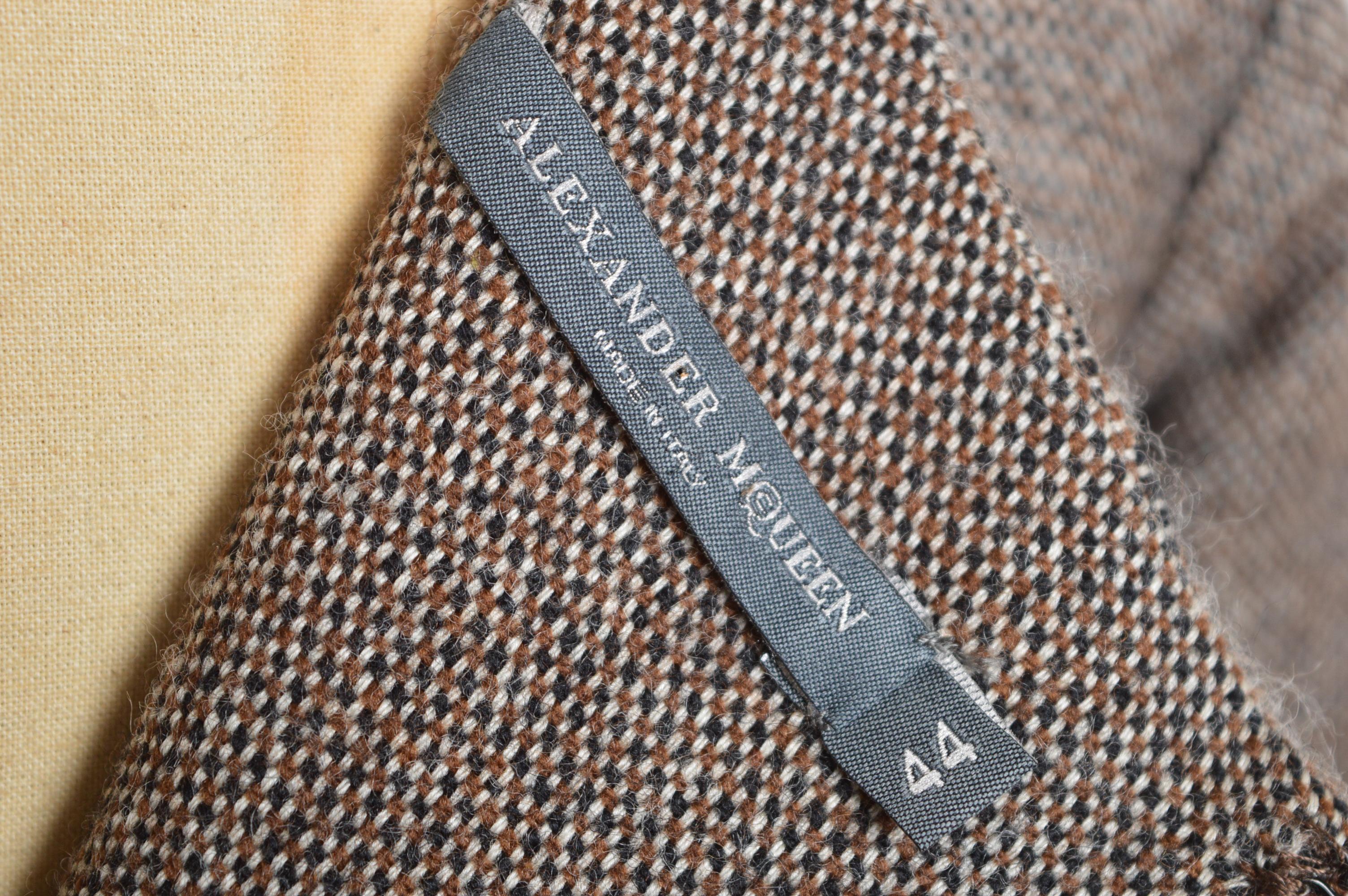 Herbst 2005 Alexander McQueen Braunes Tweedkleid aus Wolle im Stil der 1950er Jahre Wiggle Dress im Angebot 8