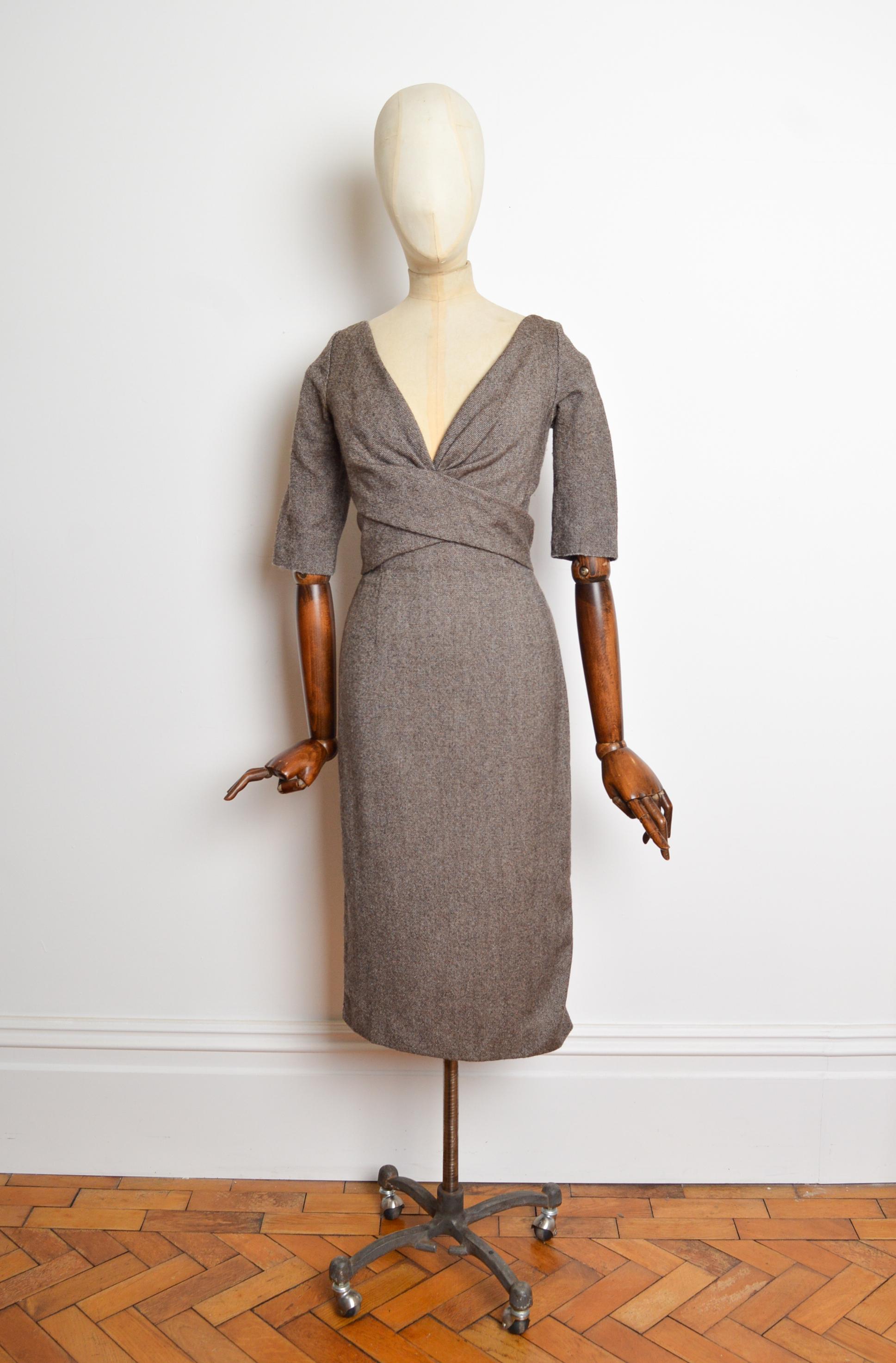 Herbst 2005 Alexander McQueen Braunes Tweedkleid aus Wolle im Stil der 1950er Jahre Wiggle Dress (Grau) im Angebot