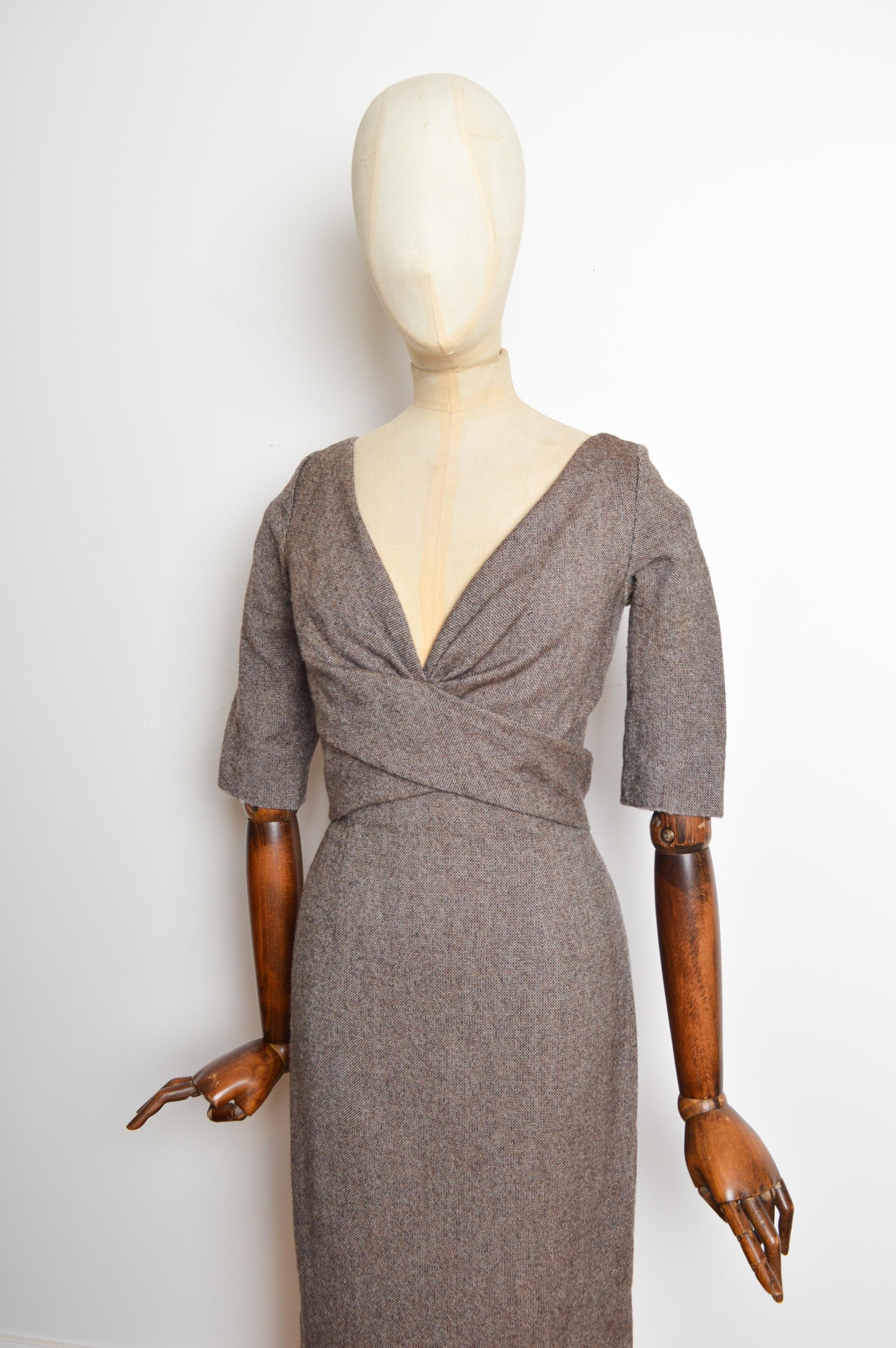 Herbst 2005 Alexander McQueen Braunes Tweedkleid aus Wolle im Stil der 1950er Jahre Wiggle Dress im Zustand „Relativ gut“ im Angebot in Sheffield, GB