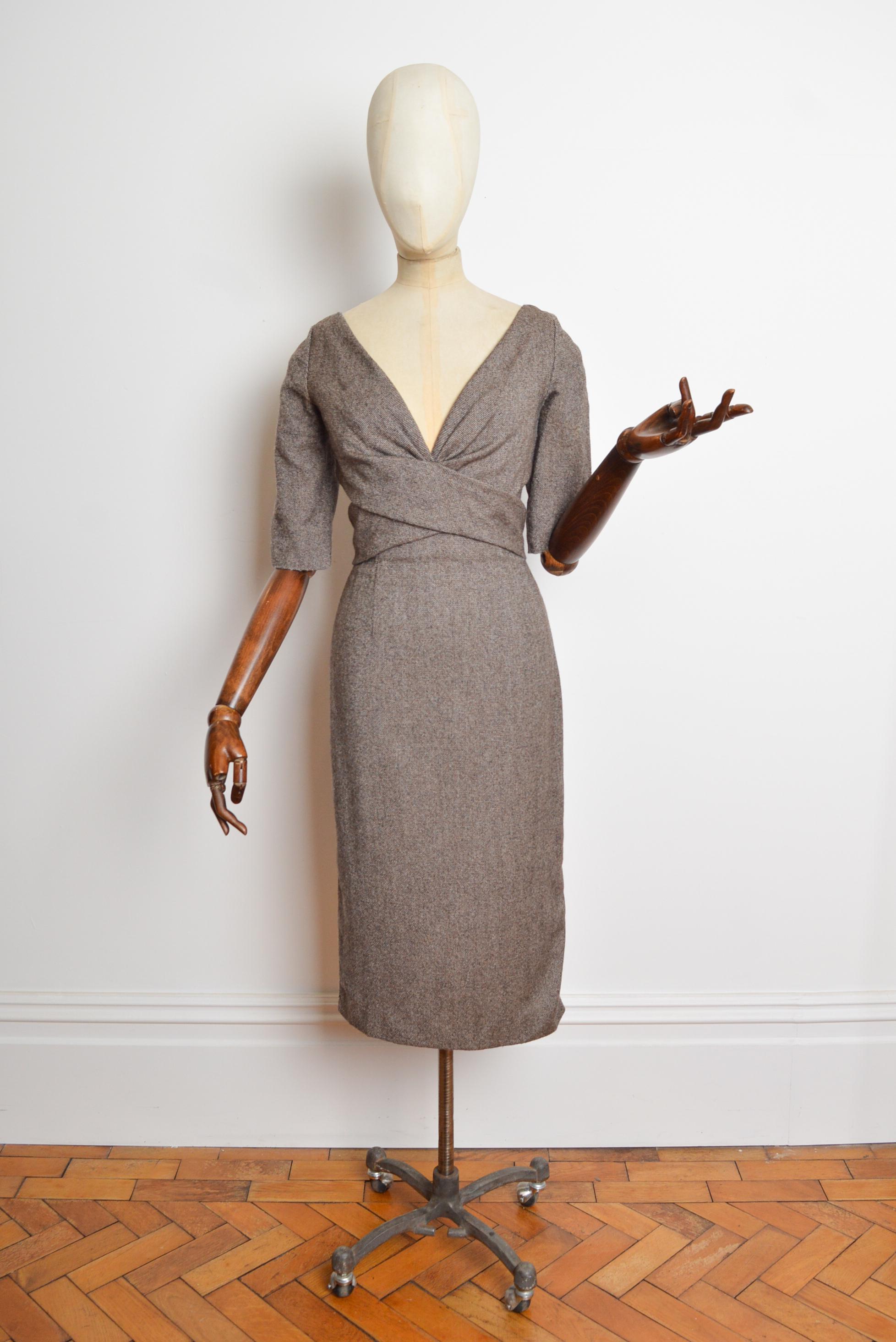 Herbst 2005 Alexander McQueen Braunes Tweedkleid aus Wolle im Stil der 1950er Jahre Wiggle Dress Damen im Angebot