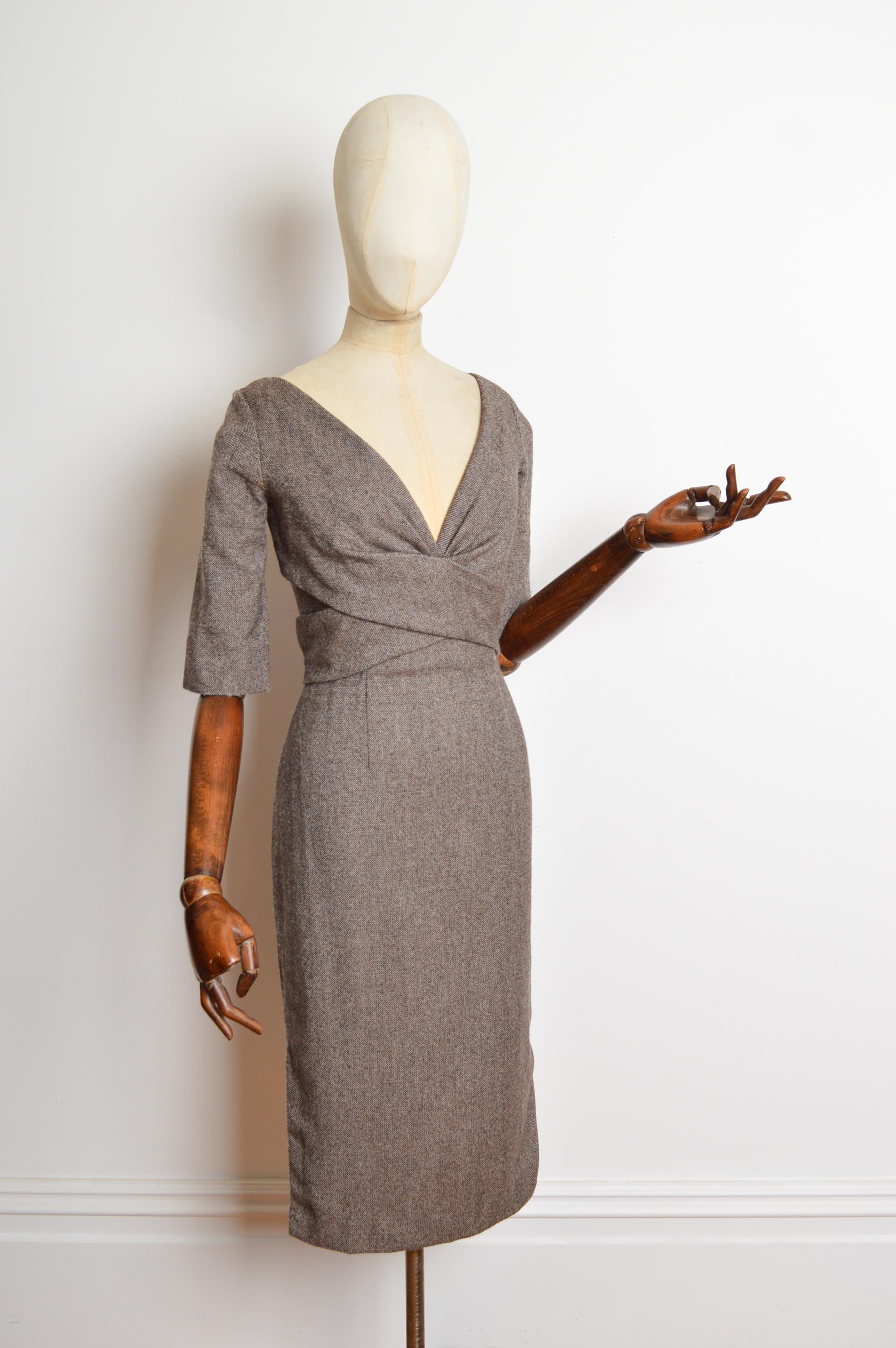 Herbst 2005 Alexander McQueen Braunes Tweedkleid aus Wolle im Stil der 1950er Jahre Wiggle Dress im Angebot 1