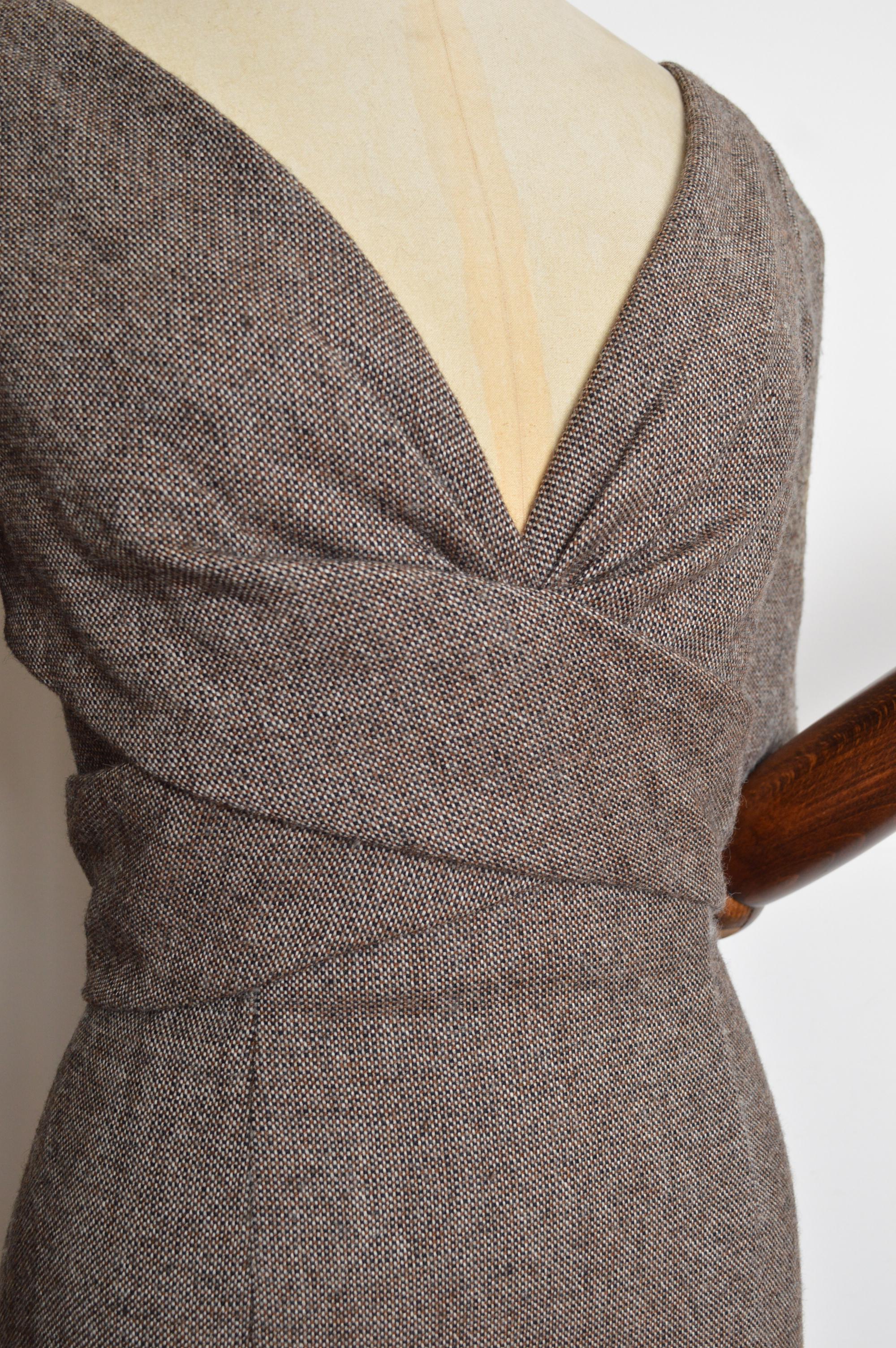 Herbst 2005 Alexander McQueen Braunes Tweedkleid aus Wolle im Stil der 1950er Jahre Wiggle Dress im Angebot 2