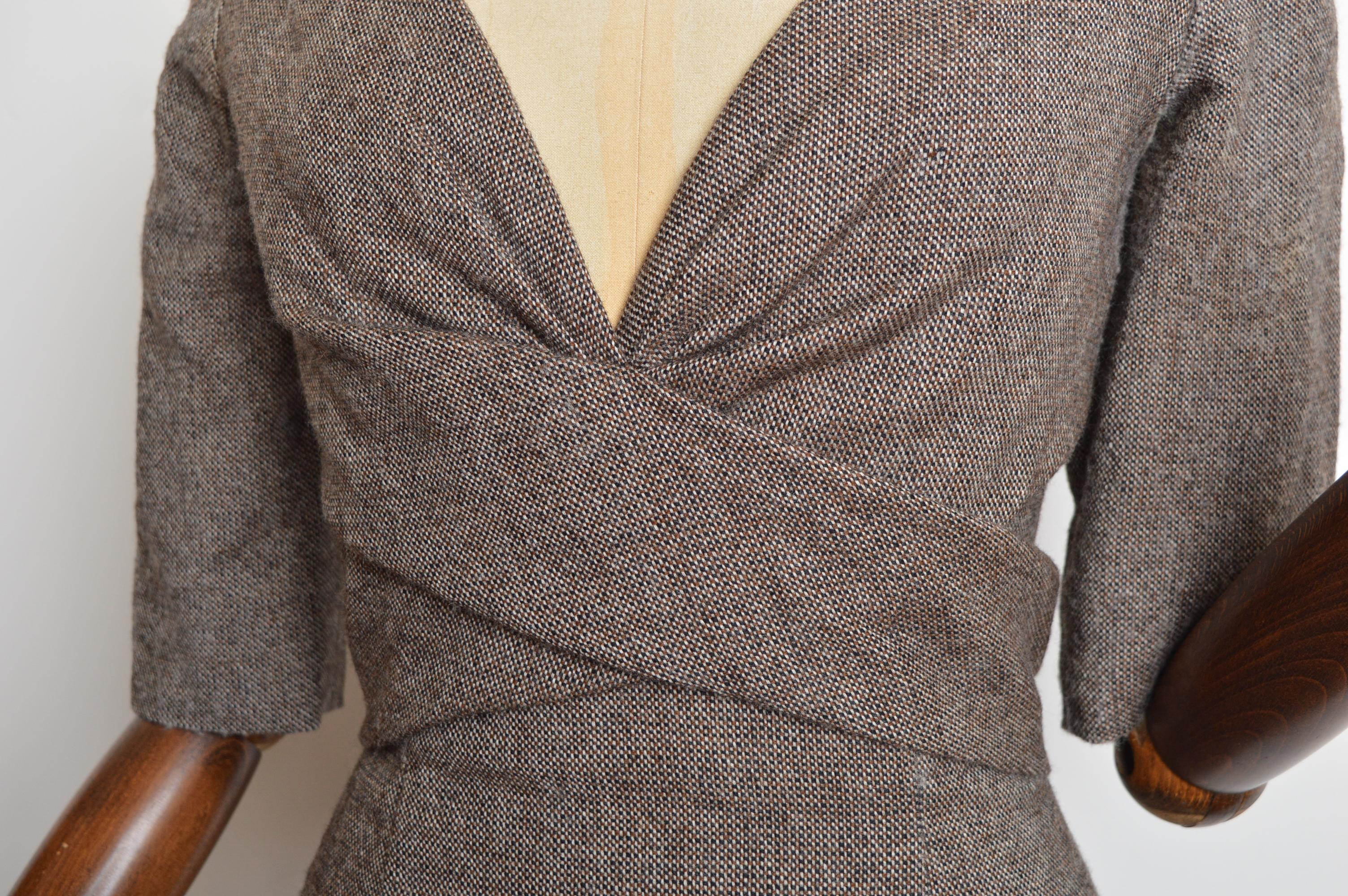 Herbst 2005 Alexander McQueen Braunes Tweedkleid aus Wolle im Stil der 1950er Jahre Wiggle Dress im Angebot 3