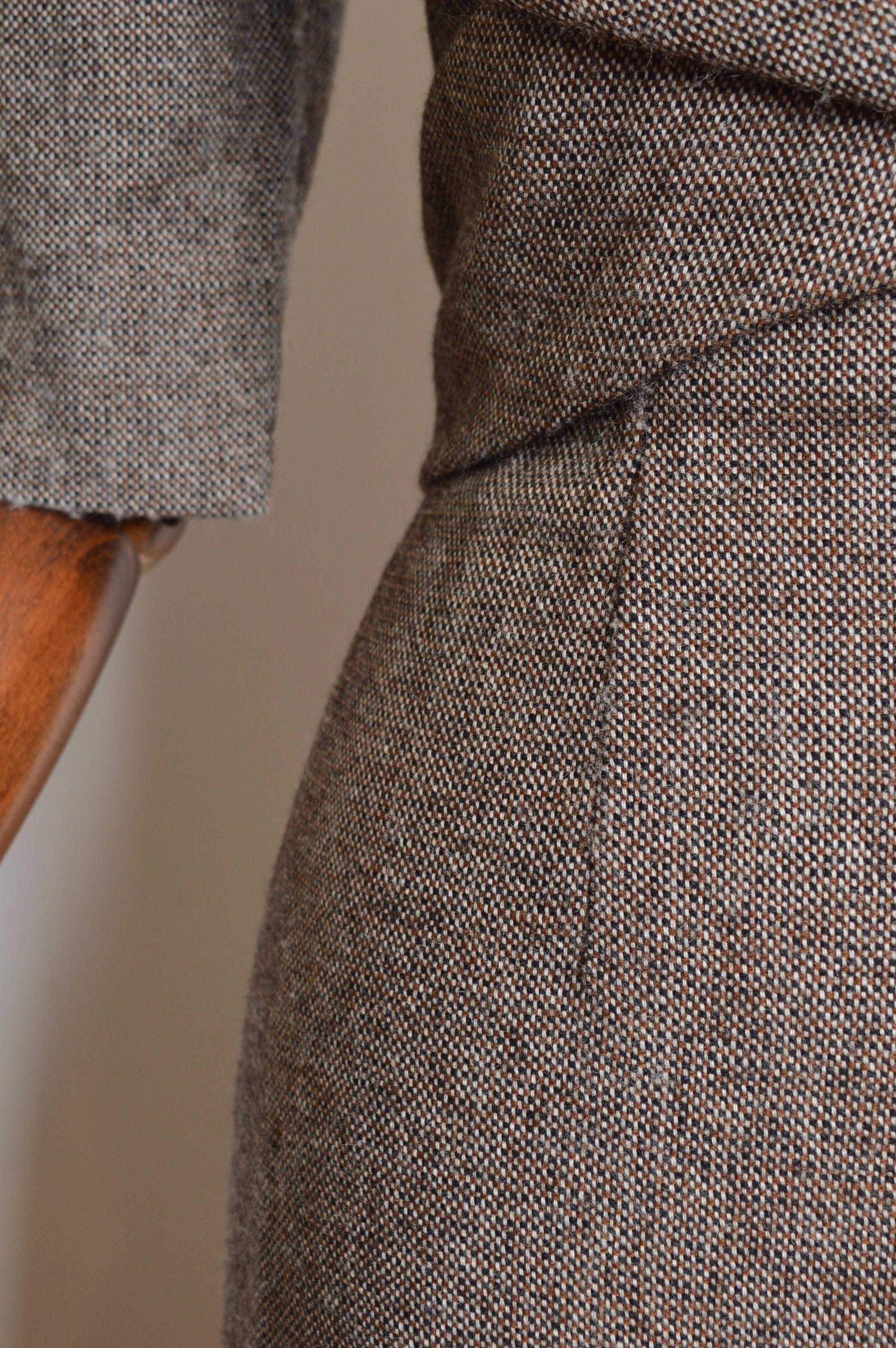 Herbst 2005 Alexander McQueen Braunes Tweedkleid aus Wolle im Stil der 1950er Jahre Wiggle Dress im Angebot 4